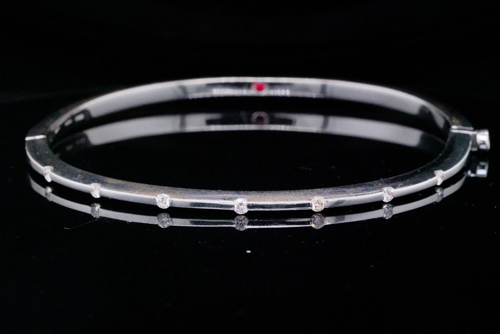 Roberto Coin 0.20ctw Diamond and 18K White Gold Bangle (1 of 7)