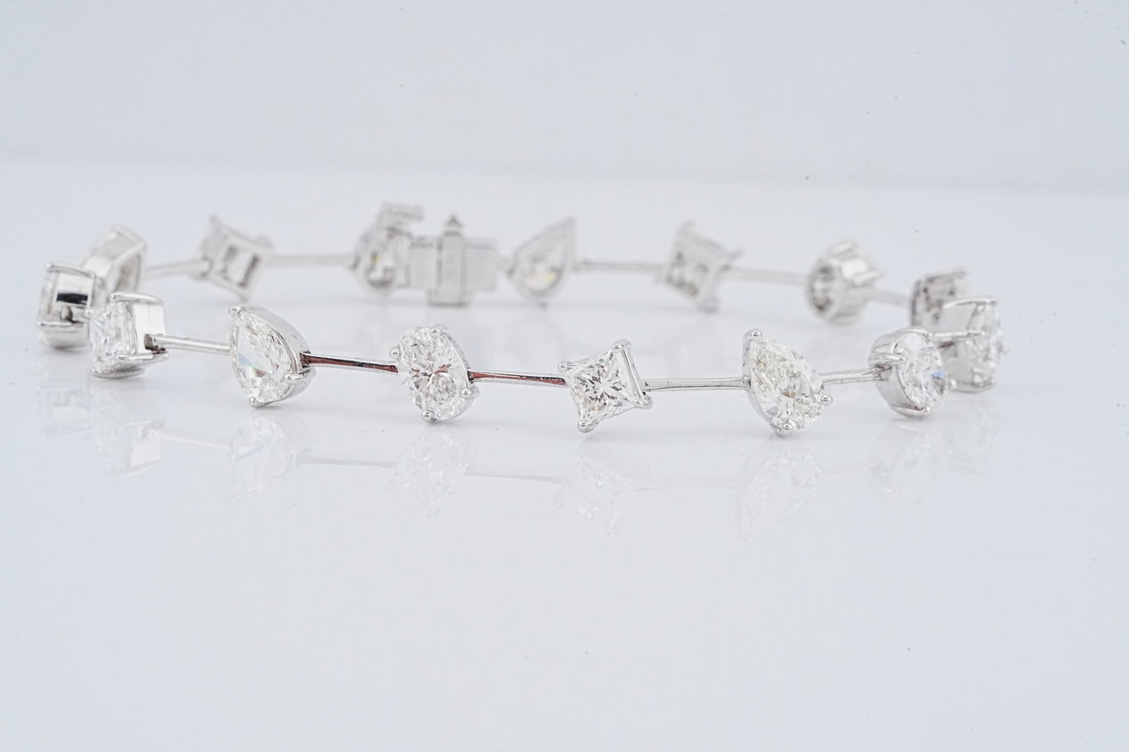 7.50ctw Diamond and 18K White Gold 7" Bracelet: 7.50ctw VS1-SI1/F-H Diamond and 18K White Gold 7" Bracelet - This item will come with a $87,500 insurance valuation report in the winning bidder's name by a graduate appraiser. A contemporary diamond