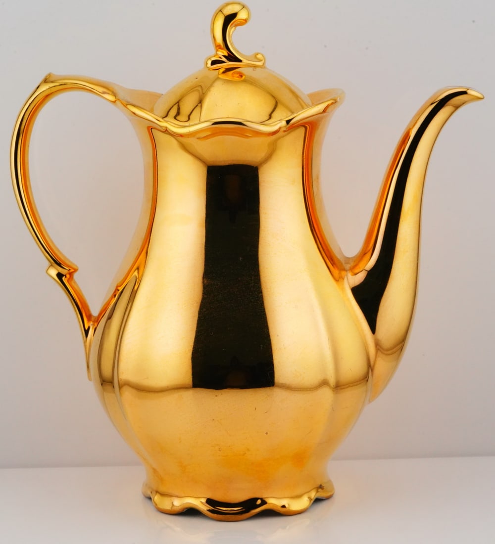 RW Bavaria 22K Gilt Porcelain Coffee Pot, Made in Germany: RW Bavaria 22K Gilt Porcelain Coffee Pot, Made in Germany - A gilt porcelain coffee pot produced by RW Bavaria, featuring an elegant baluster-form body with a high-gloss gold exterior finish. The pot