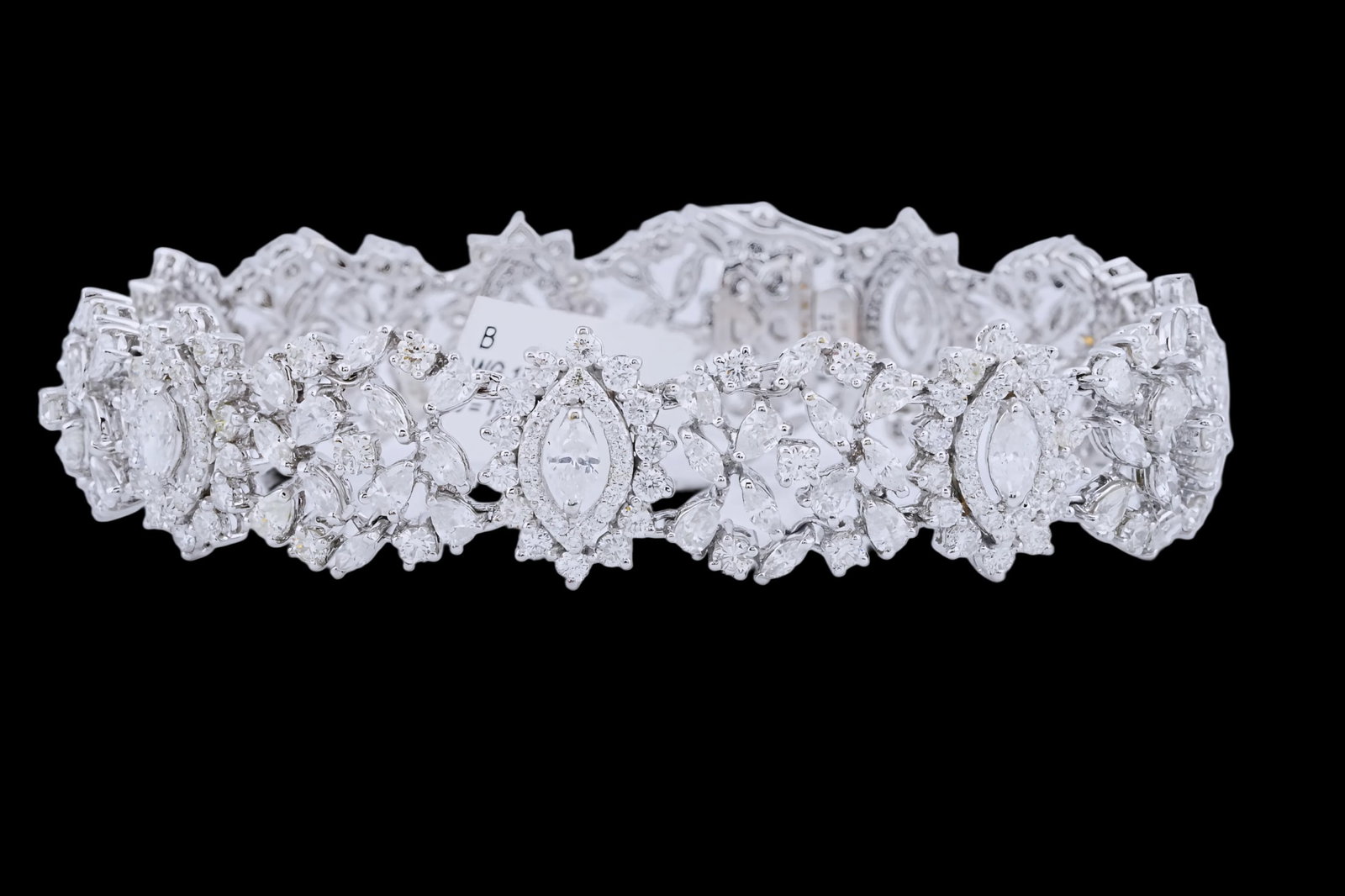 13.80ctw Diamond and 18K White Gold 7.25" Bracelet: 13.80ctw VS1-SI1/G-H Diamond and 18K White Gold 7.25" Bracelet - This item will come with a $65,500 insurance valuation report in the winning bidder's name by a graduate appraiser. An impressive diamo
