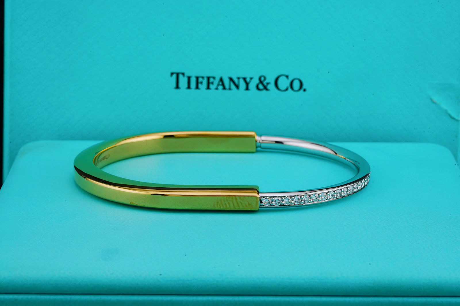 Tiffany & Co. 1.39ctw VS1-VS2/F-G Diamond and 18K Gold Lock Bangle (1 of 9)