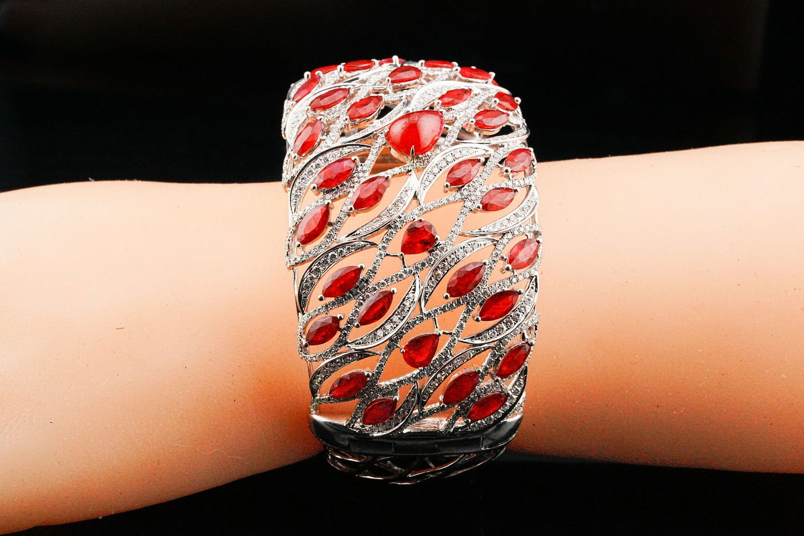 29.00ctw Ruby, 6.20ctw Diamond and 18K Bangle - 3