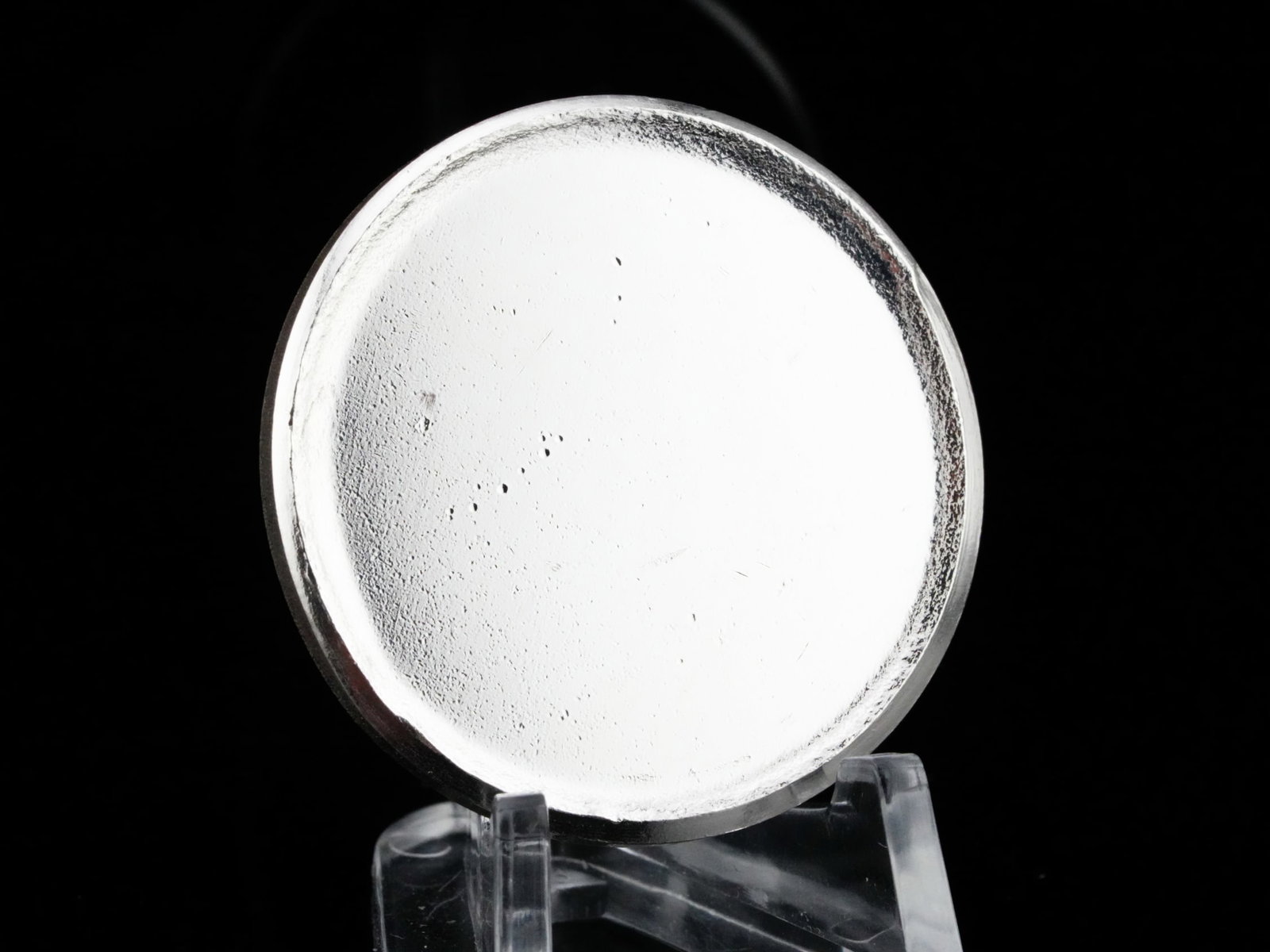 1 Ounce .999 Fine Silver Blank Bullion Round: 1 Ounce .999 Fine Silver Blank Bullion Round - Offered is a 1 troy ounce .999 fine silver blank bullion round, featuring a brilliant, mirror-like surface that gives this piece exceptional visual appea