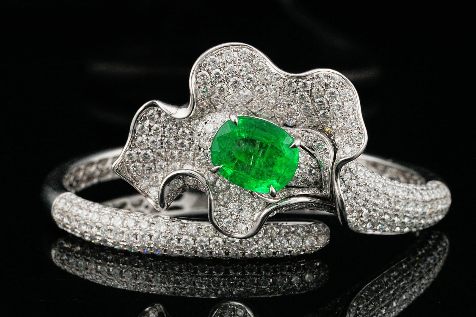 10.60ctw Diamond, 5.40ct Emerald and 18K Bangle (1 of 7)