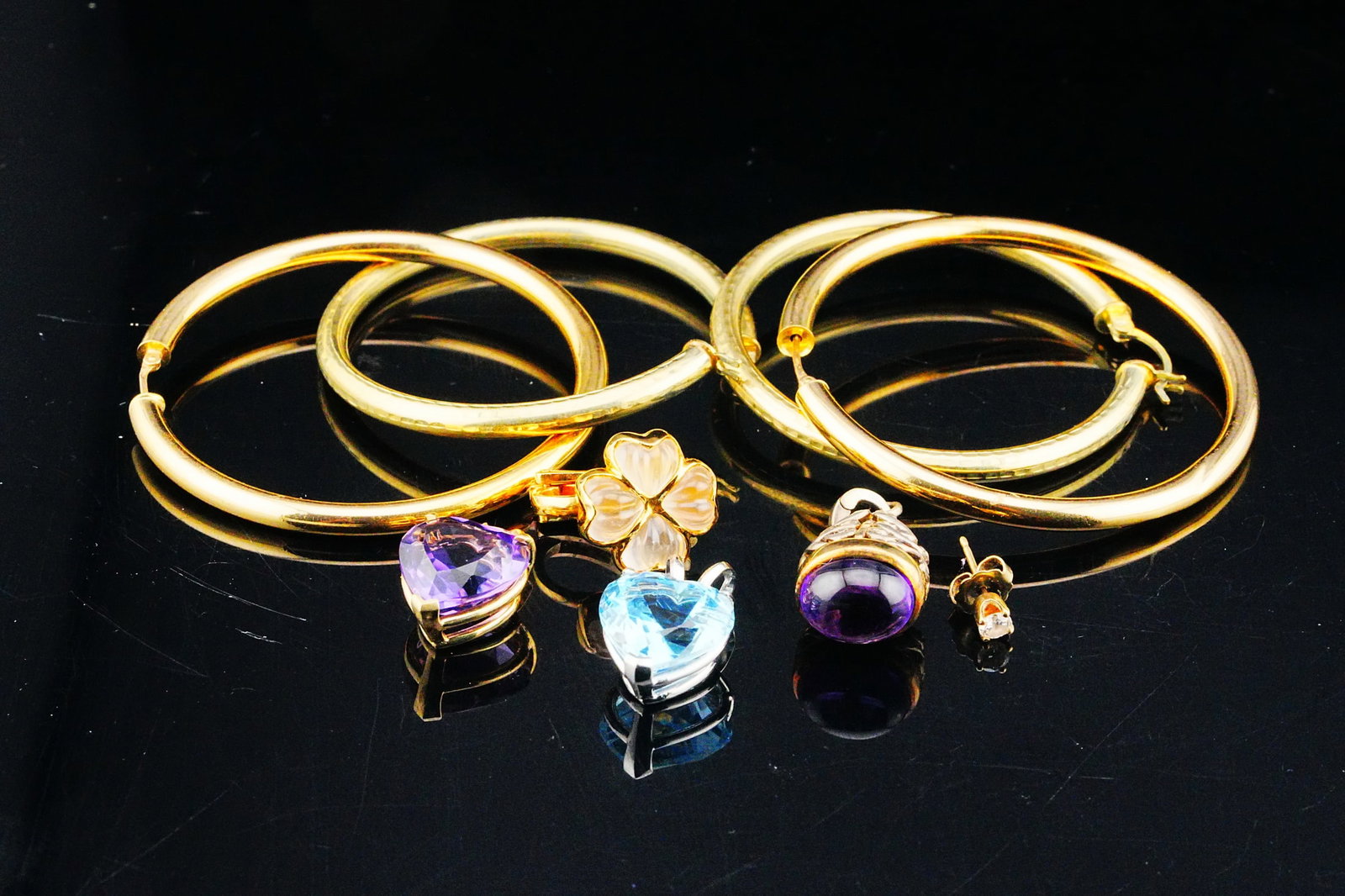 Mixed Lot of 26.7 Grams Scrap 18K/14K/Sterling: Mixed Lot of 26.7 Grams Scrap 18K/14K/Sterling W/Gemstones - Mixed lot of scrap jewelry featuring gold pieces set with gemstones. This lot includes 14K and 18K gold items along with one sterling