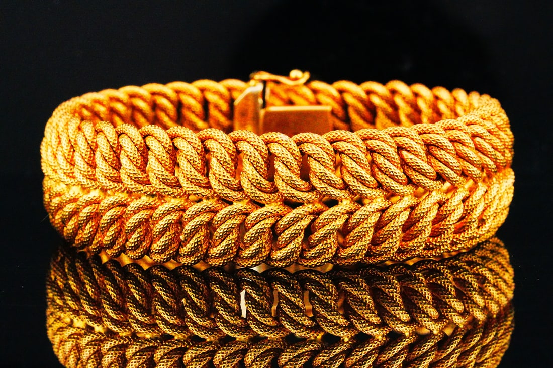 Unoaerre Italian Solid 18K Yellow Gold 7.5" Bracelet: Unoaerre Italian Solid 18K Yellow Gold 7.5" Braided Bracelet - A striking expression of Italian goldsmithing excellence, this Unoaerre Solid 18K Yellow Gold Braided Bracelet embodies the bold elegance
