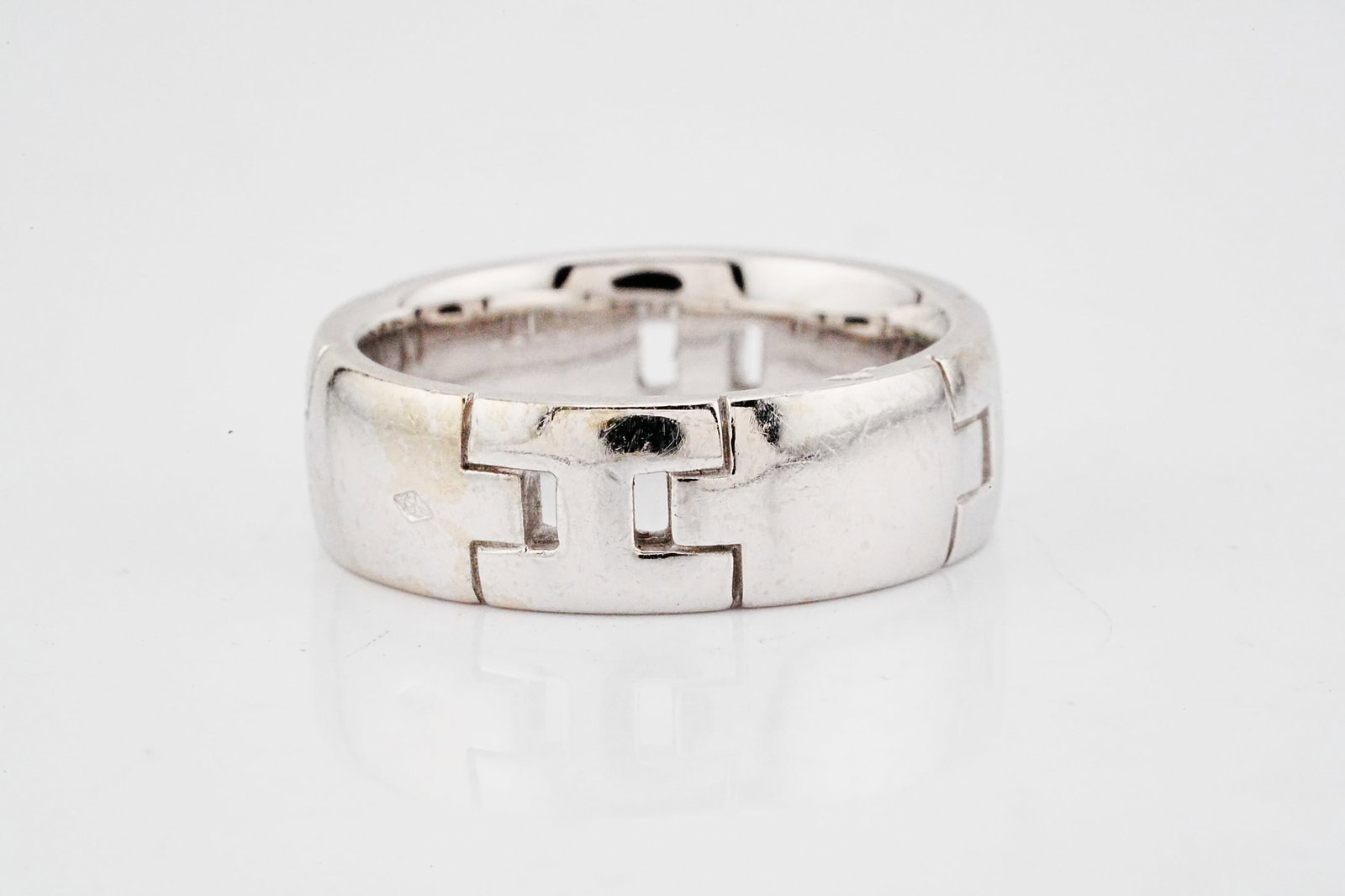Hermes Hercules Solid 18K White H Band: Hermes Hercules Solid 18K White H Band - This?is an iconic?Hermes Hercules ring. It is crafted in solid 18K white gold, showcasing the timeless elegance and understated sophistication for which the ho