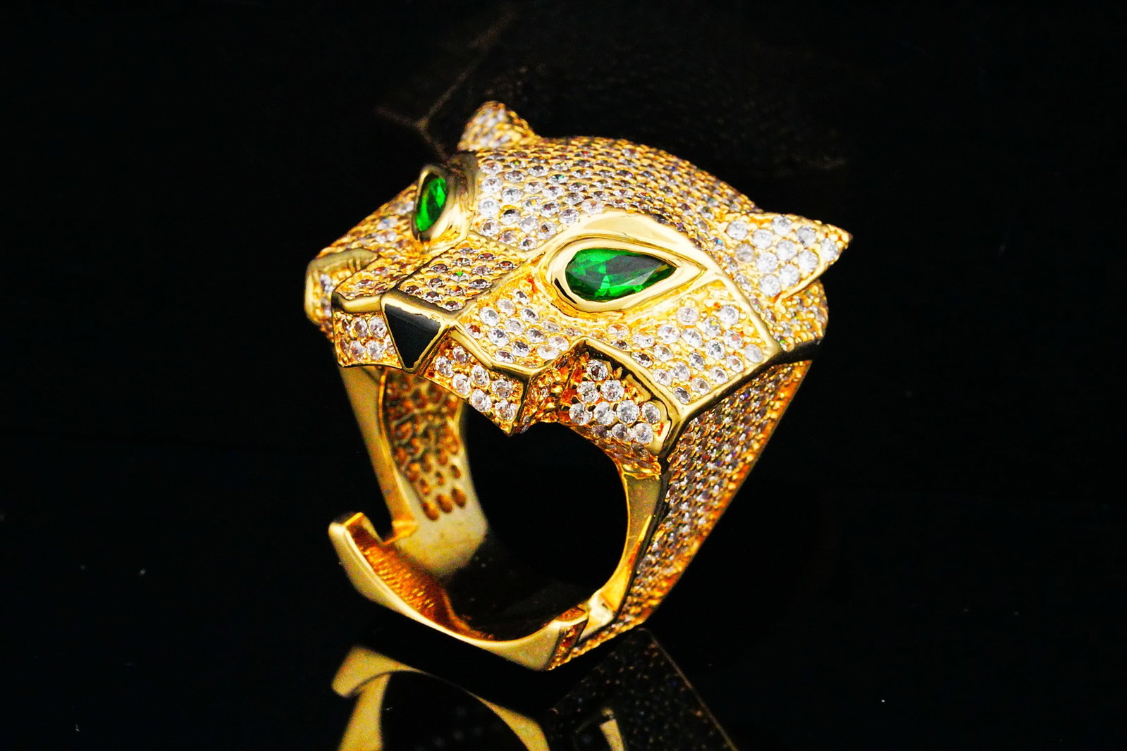 18K Yellow Gold Panther Head Ring: 18K Yellow Gold Panther Head Ring W/White and Green Zircon - Crafted from 18-karat yellow gold, this ring exudes both opulence and wearability. With an 18K gold purity, it boasts a perfect balance bet