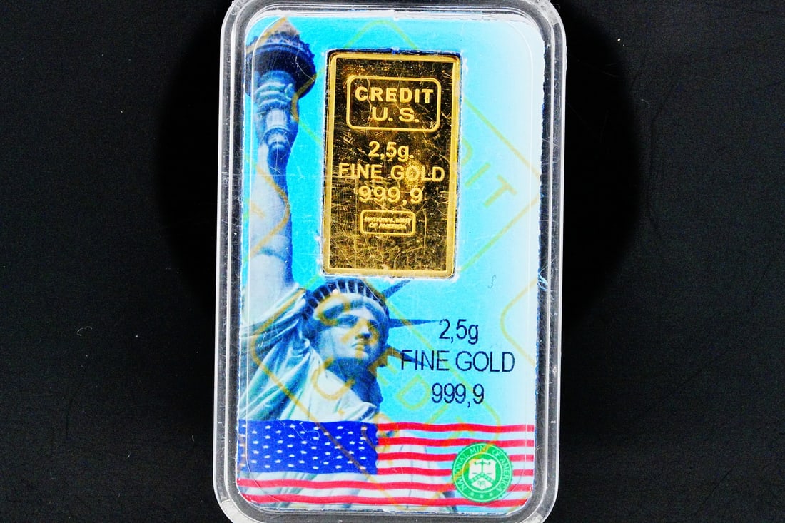 Credit U.S. 2.5 Gram .9999 Fine Gold Bar in Capsule: Credit U.S. 2.5 Gram .9999 Fine Gold Bar in Capsule - This highly collectible 2.5 gram fine gold bar is crafted in .9999 pure gold and presented in its original sealed assay card by Credit Suisse. The