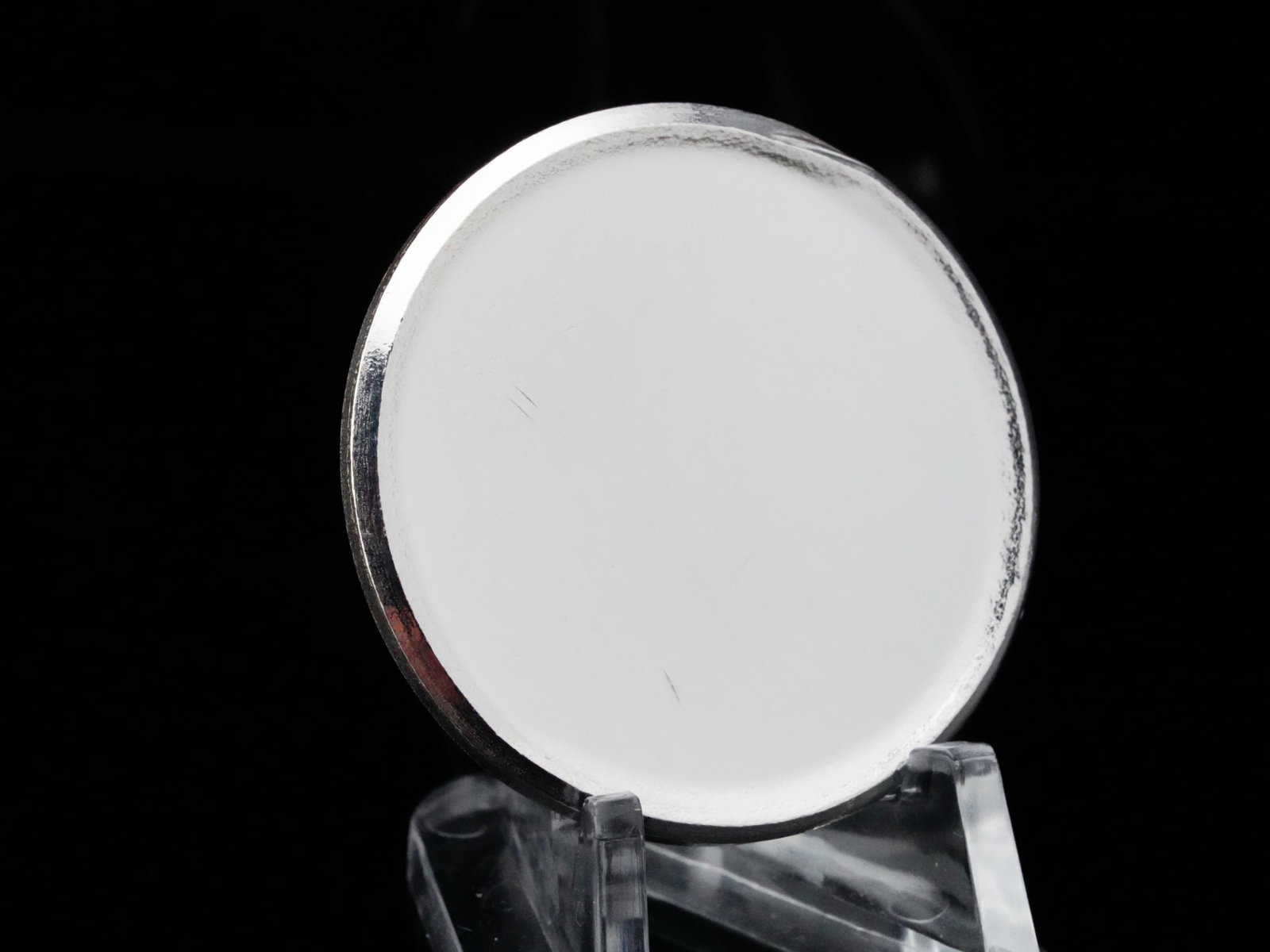 1 Ounce .999 Fine Silver Blank Bullion Round: 1 Ounce .999 Fine Silver Blank Bullion Round - Offered is a 1 troy ounce .999 fine silver blank bullion round, featuring a brilliant, mirror-like surface that gives this piece exceptional visual appea