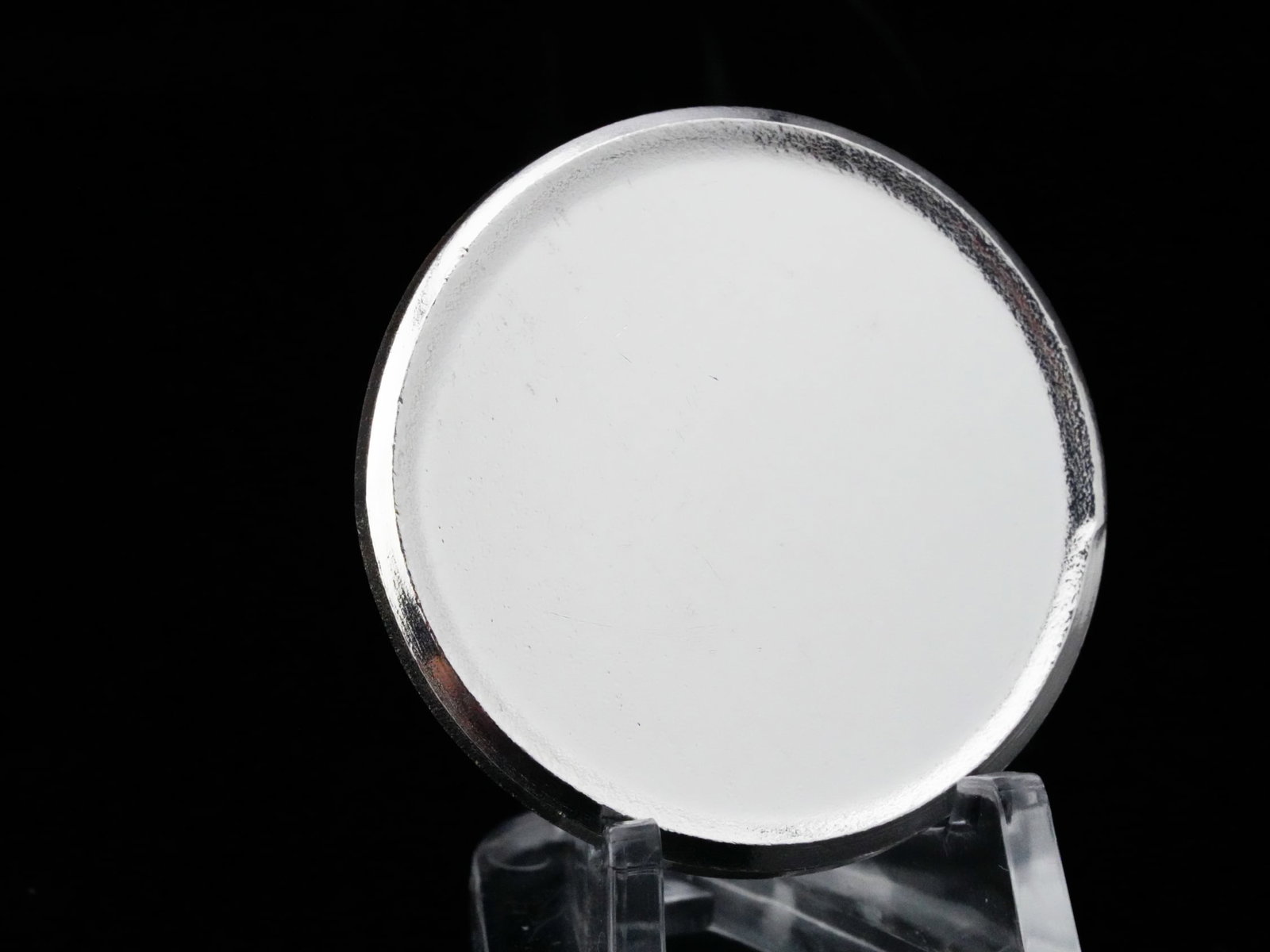 1 Ounce .999 Fine Silver Blank Bullion Round: 1 Ounce .999 Fine Silver Blank Bullion Round - Offered is a 1 troy ounce .999 fine silver blank bullion round, featuring a brilliant, mirror-like surface that gives this piece exceptional visual appea