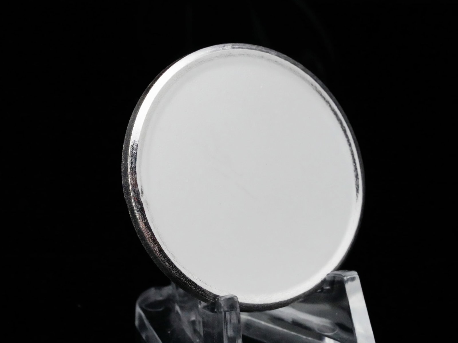 1 Ounce .999 Fine Silver Blank Bullion Round: 1 Ounce .999 Fine Silver Blank Bullion Round - Offered is a 1 troy ounce .999 fine silver blank bullion round, featuring a brilliant, mirror-like surface that gives this piece exceptional visual appea