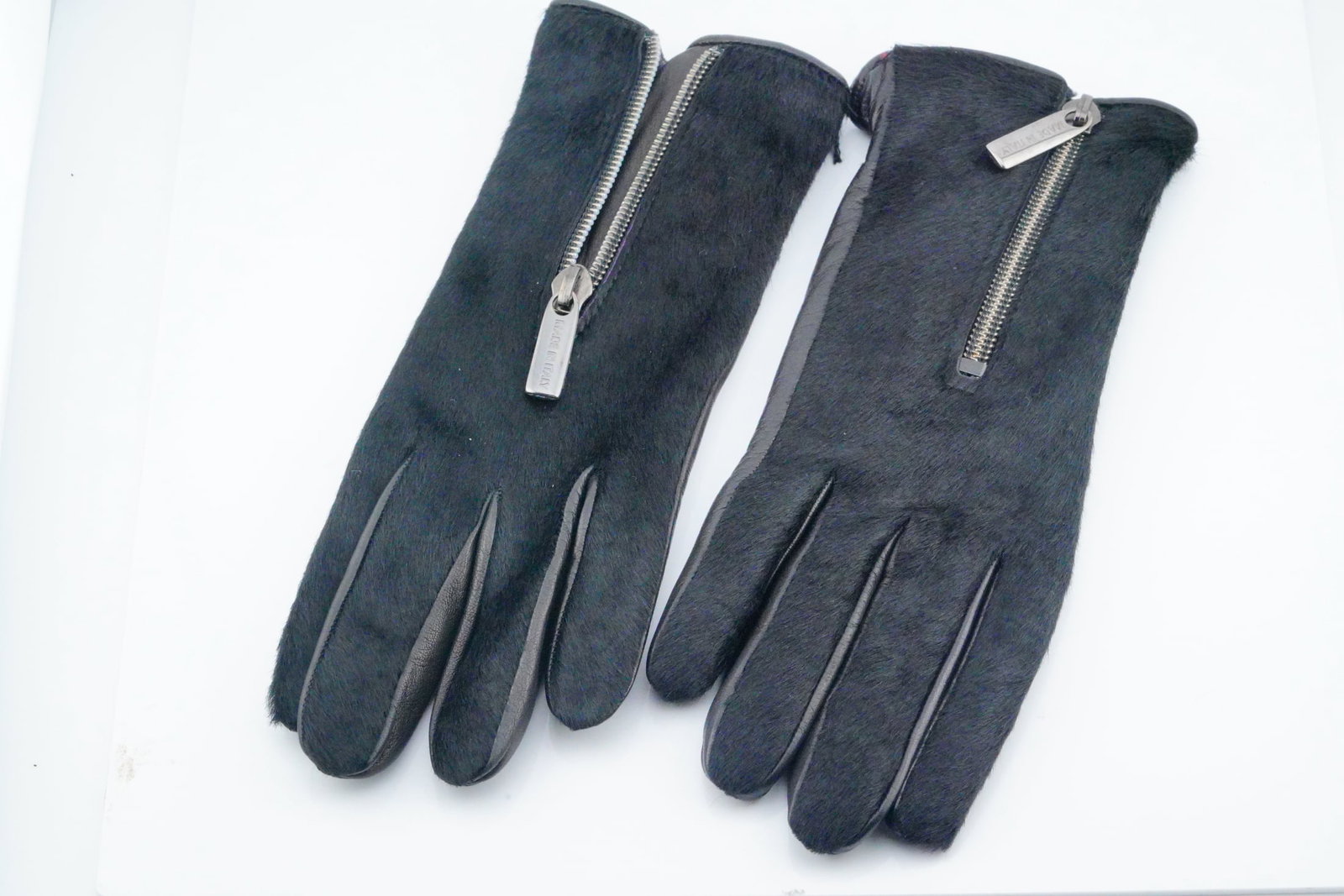 Sermoneta Italy Black Kid Leather and Palm Fur Gloves: Sermoneta Italy Black Kid Leather, Palm Fur and Cashmere Gloves (Never Used) - The Sermoneta Italy Black Kid Leather and Palm Fur Gloves are a luxurious and timeless accessory, crafted from the finest