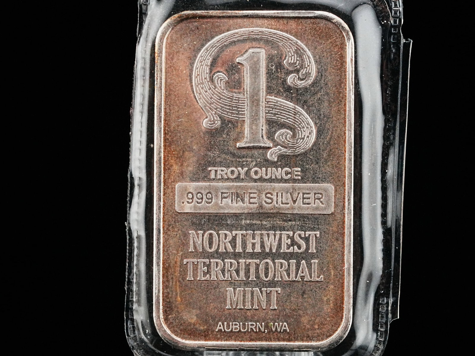 Northwest Territorial Mint 1 Ounce .999 Fine Silver Bar: Northwest Territorial Mint 1 Ounce .999 Fine Silver Bar - in sealed plastic sleeve with toning. Minted in Auburn, WA. AUCTION NOTE: This item comes from the estate of Prince Lorenzo de' Medici of Ital