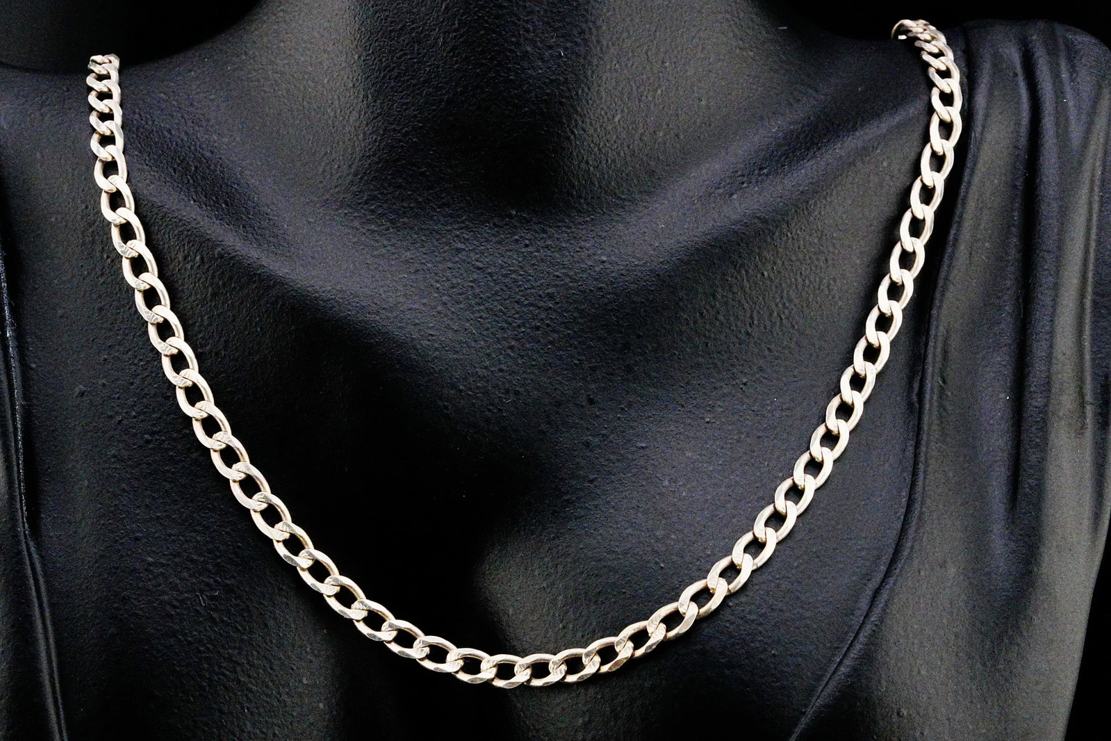 Sterling Silver 21.75" Curb Chain: Sterling Silver 21.75" Curb Chain - A classic and versatile sterling silver curb chain necklace featuring smoothly polished interlocking links with a timeless, understated design. Measuring