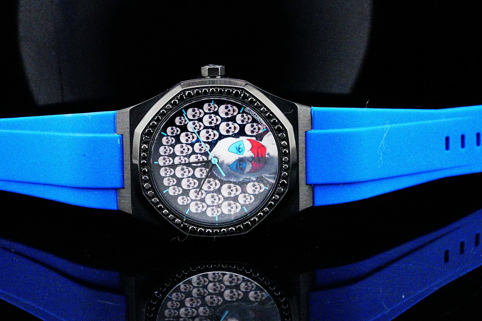 41mm Black Stainless Steel Automatic Watch: 41mm Black Stainless Steel Automatic Watch W/Blue Rubber Strap - Featuring a striking custom-style dial with skull motif graphics and dramatic portrait artwork, this timepiece pairs bold streetwear-in