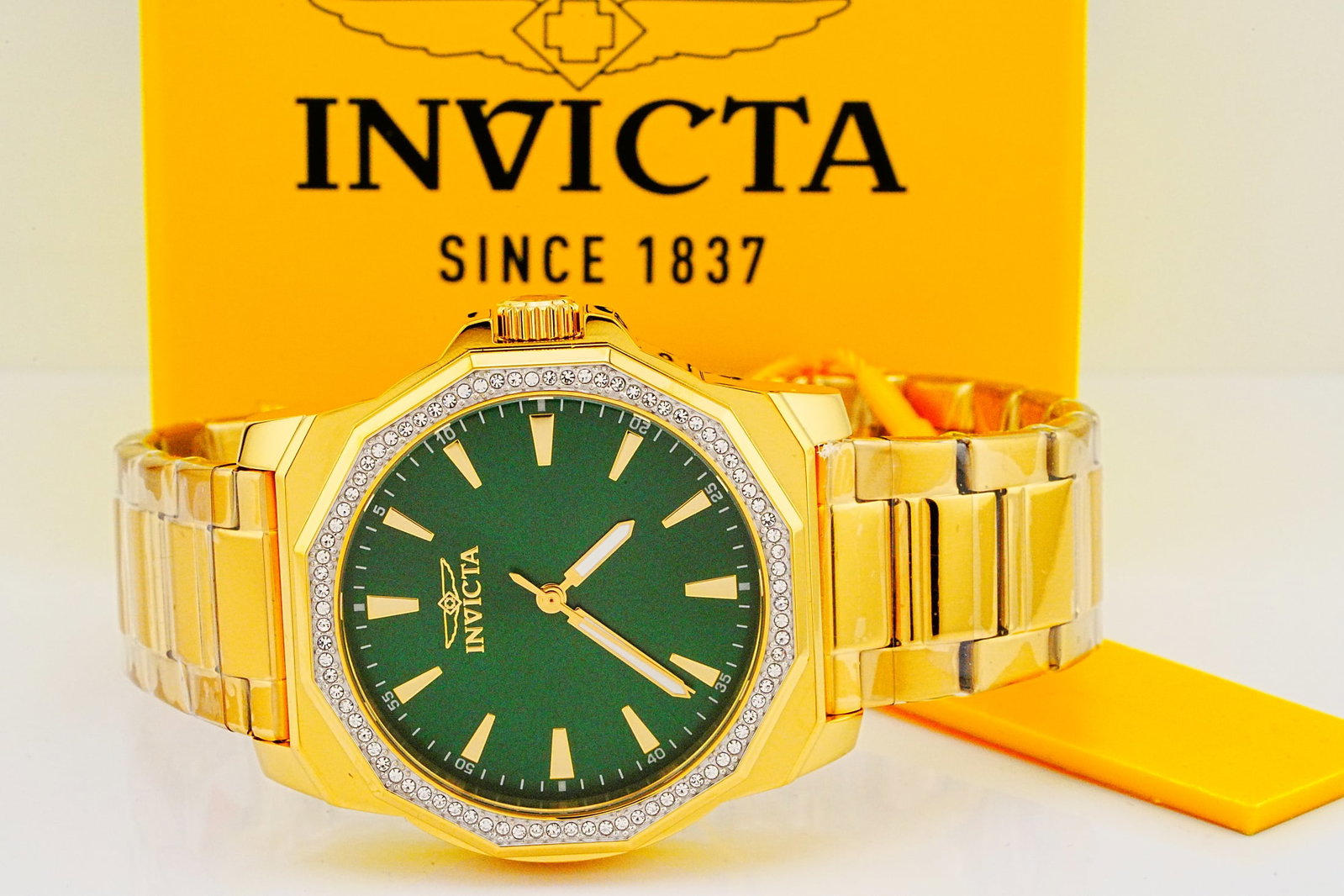 Invicta Speedway 42mm Gold Tone Men's Watch W/Box: Invicta Speedway 42mm Gold Tone Watch Model 49109 Unworn W/Box - Bold yet versatile, this Invicta Speedway men's watch delivers sporty sophistication with a striking modern color palette. The substant
