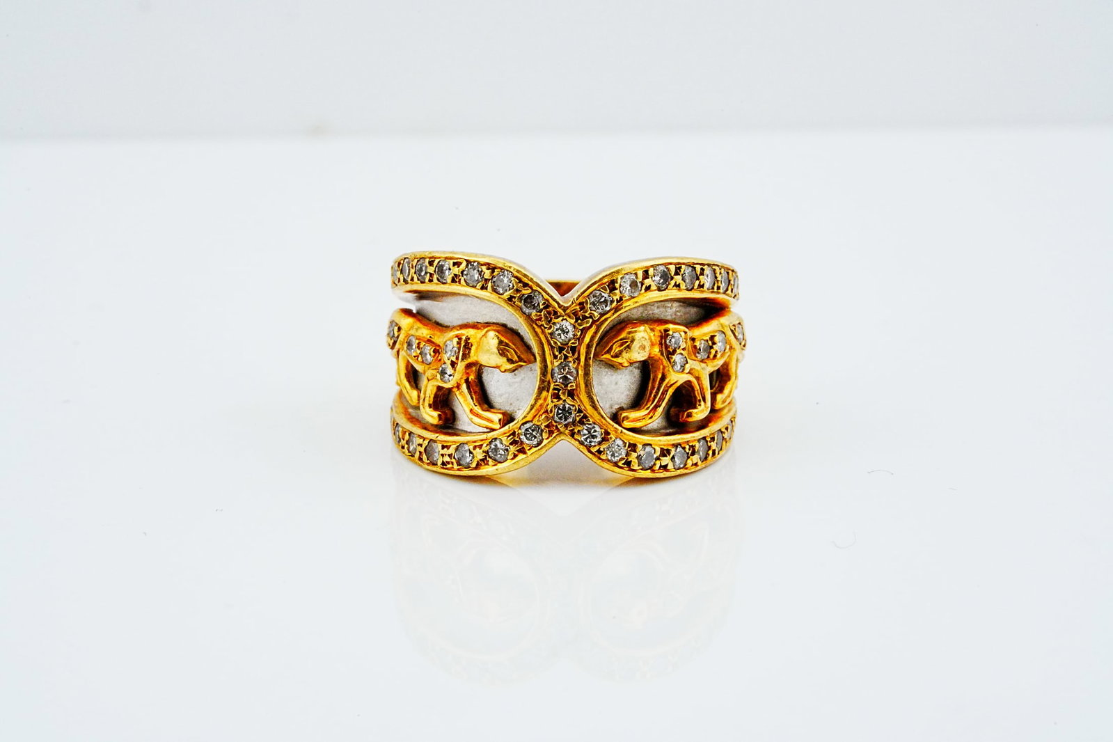1.00ctw Diamond and 18K Yellow/White Gold Panther Ring: 1.00ctw Diamond and 18K Yellow/White Gold Panther Ring - A dramatic and exquisitely detailed 18K yellow and white gold ring featuring a pair of sculptural panthers facing one another in a captivating 