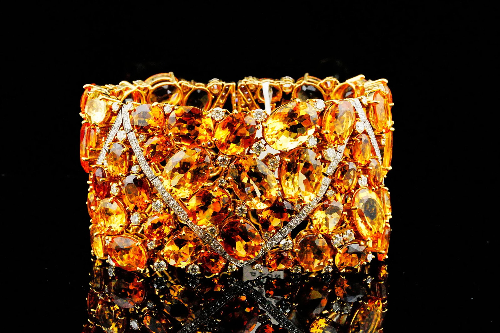 175.00ctw Citrine, 9.62ctw Diamond and 18K 7" Bracelet: 175.00ctw Citrine, 9.62ctw VS1-SI1/G-H Diamond and 18K Yellow Gold 7" Bracelet - Indulge in the splendor of this breathtaking bracelet, featuring a magnificent 175.00 carats total weight (approximate)