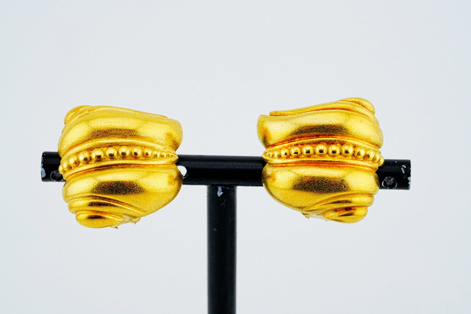 Kieselstein-Cord 1980s Solid 18K Yellow Gold Ear Clips: B. Kieselstein-Cord 1980s Solid 18K Yellow Gold Sculptural Ear Clips - A striking expression of Barry Kieselstein-Cord's celebrated approach to sculptural jewelry. Crafted in solid 18K yellow gold, th