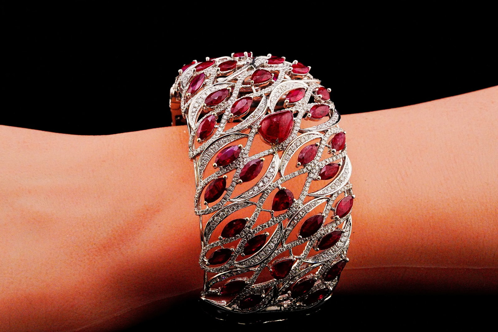 29.00ctw Ruby, 6.20ctw Diamond and 18K Bangle - 3