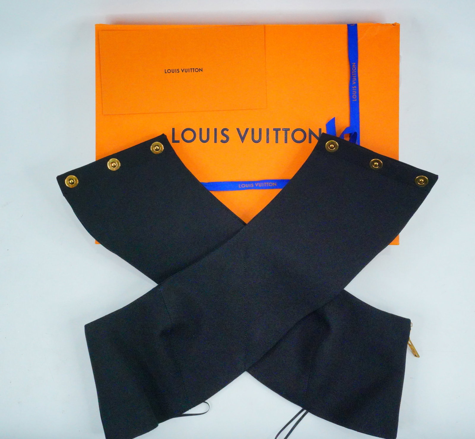 Louis Vuitton Cruise 2023 Crossover V-Neck Crop Top: Louis Vuitton Cruise 2023 Crossover V-Neck Crop Top New W/Tags and Box - Step into the refined futuristic vision of Nicolas Ghesquiere with this stunning Louis Vuitton Crossover V-Neck Crop Top from t