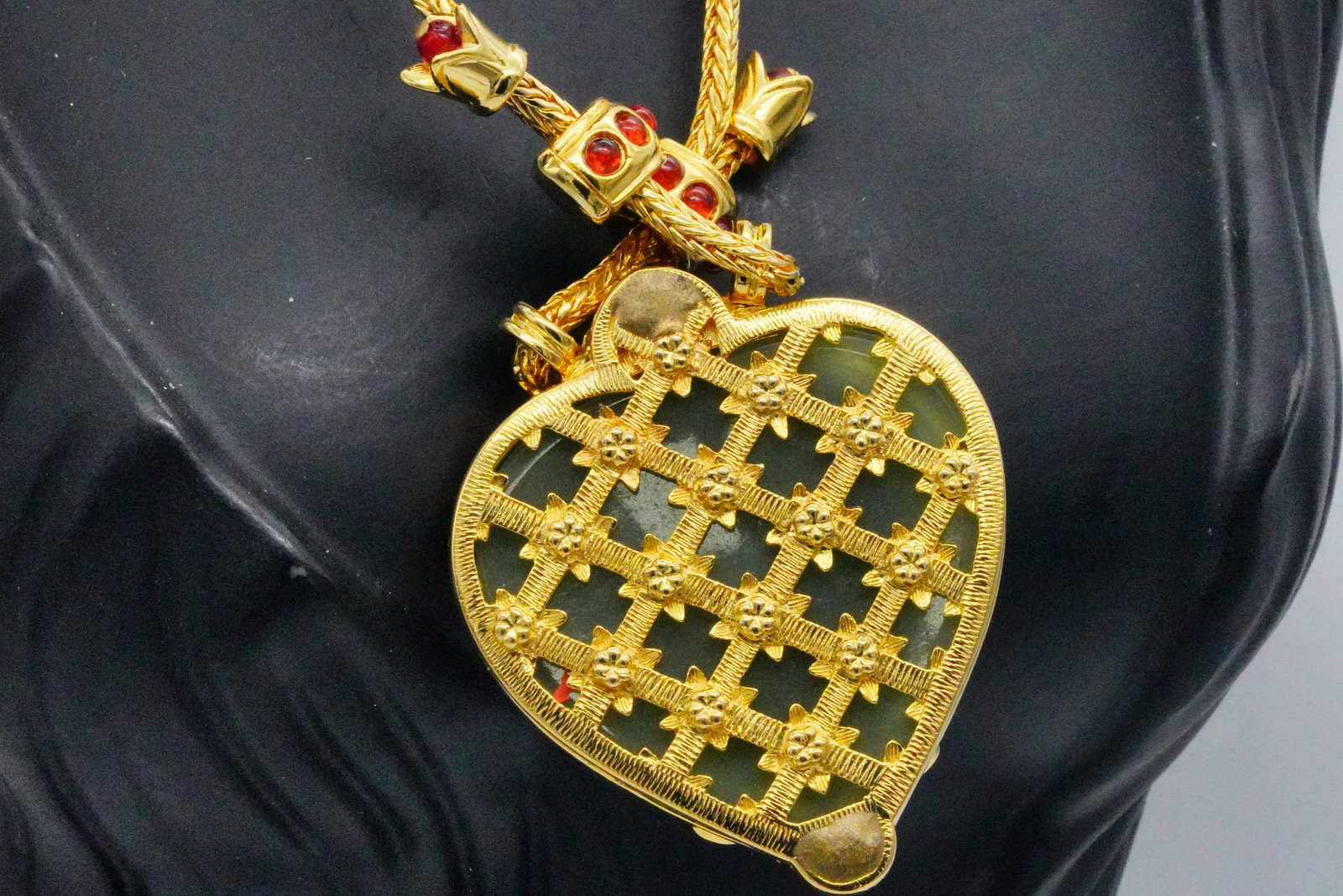 Elizabeth Taylor's Prototype Avon "Taj Mahal" Necklace - 7