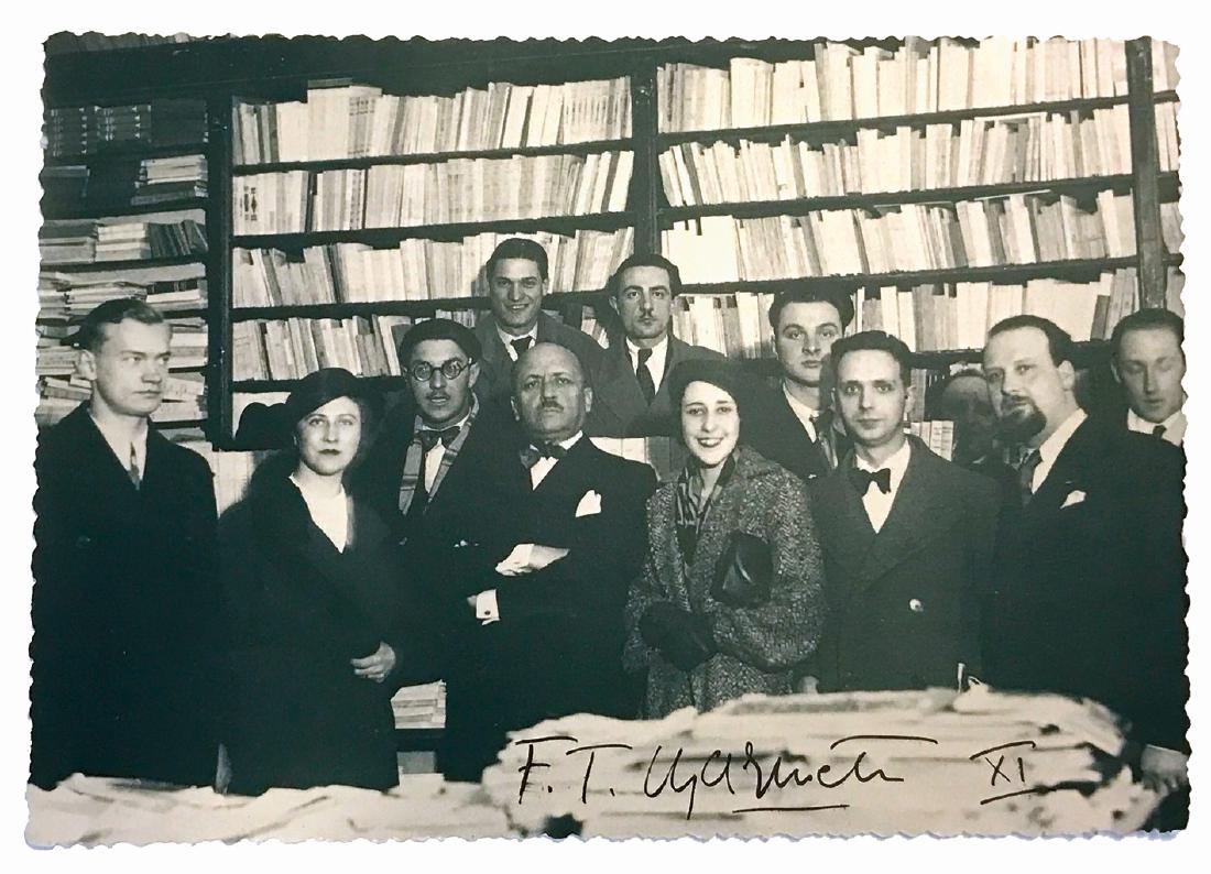 Filippo Tommaso Marinetti: Foto originale scattata nella Libreria Cappelli di Trieste I° aprile 1933. Realizzata dall’agenzia Futurismo = Artecrazia Centro Informazioni Arti e Lettere Contemporanee Roma cm 18x13. Firmata e d