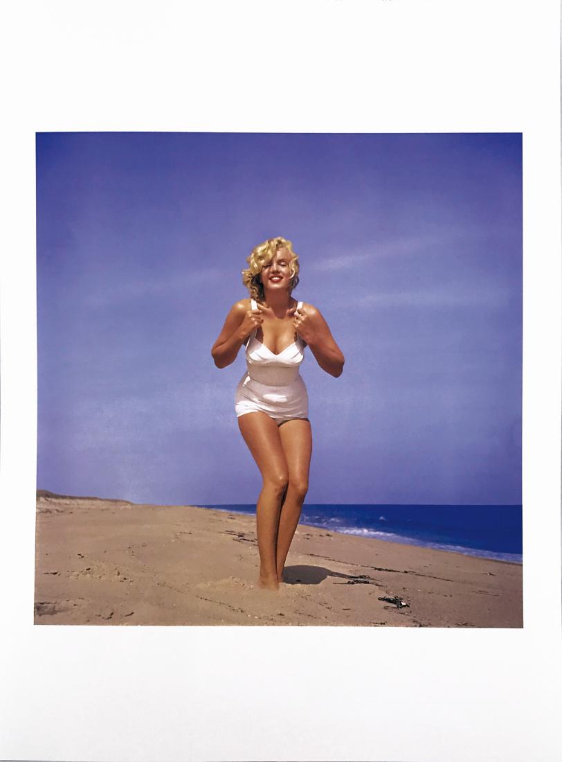 SAM SHAW - Marilyn Monroe: Amagansett, New York, 1957. Prima edizione del Portfolio The Joy of Marilyn 1954-1957 #2B; pubblicata da Edition Atelier Deriaz, Svizzera, 2005. Fotografia numerata 1/30, cm 40x30; timbrata al retro e