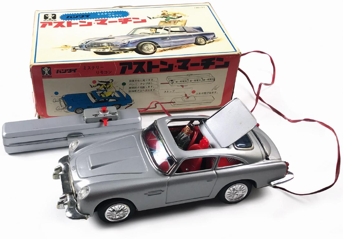 - James Bond Aston Martin DB 5 BC BANDAI Large Series: Modello in die-cast metal filoguidato, cm 30x15; nuovo nella sua confezione figurata prodotto dalla Bandai per il mercato interno, in seguito esportata negli Stati Uniti. Rara, introvabile in questo s