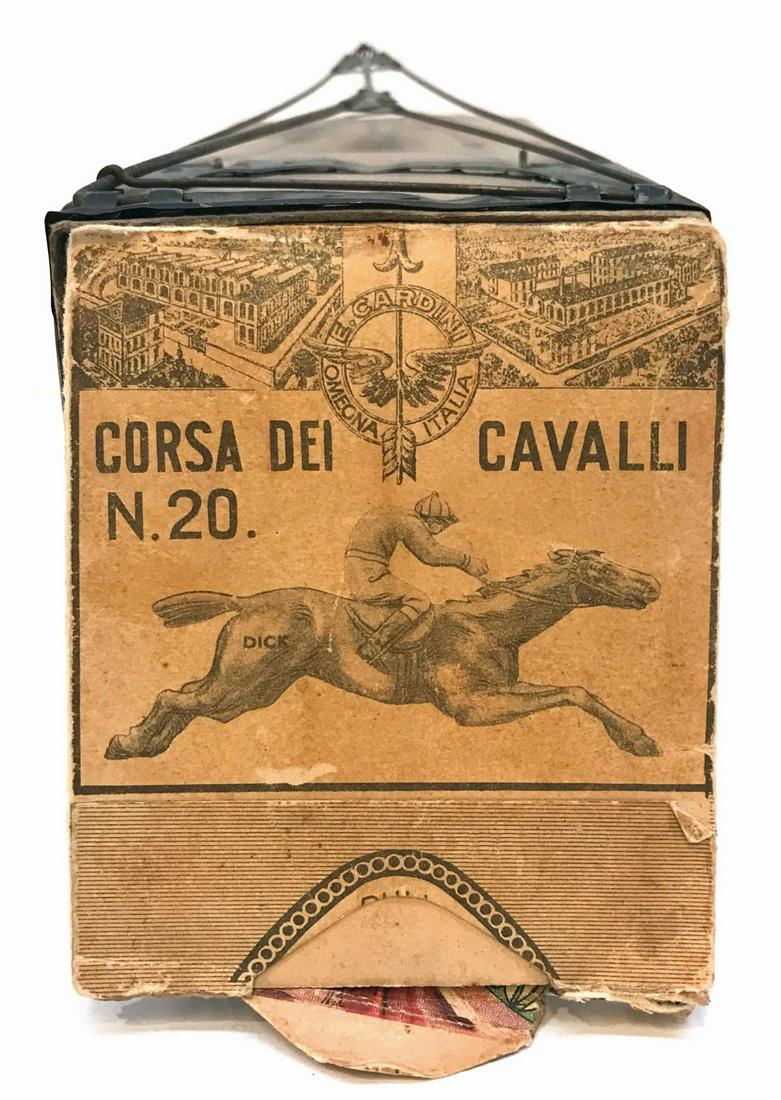 CARDINI - GIOSTRA IN LATTA SERIGRAFATA: Corsa dei Cavalli n. 20. Produzione Cardini, primi anni ’30. Gioco competo composto da: scatola in cartone con palco d’onore, impresso a colori apribile sul fronte. Guide per i cavalli: giostra in