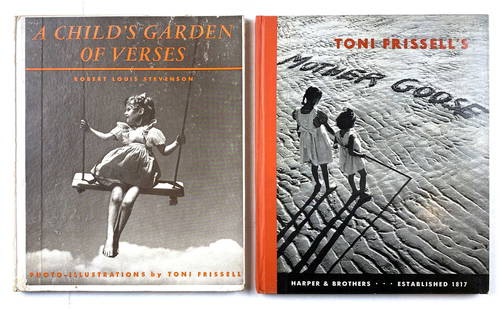 FRISSELL - A Child's Garden of Verses: TONY FRISSELL - A Childâ€™s Garden of Verses di Stevenson e Mother Goose. Coppia di volumi di fiabe figurati con foÂ­tografie del celebre fotografo; car tonati cm 27x22,5 pp. 98. "A Child's