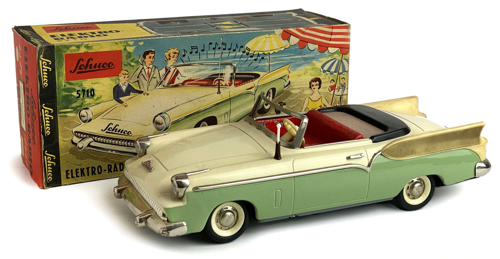 Schuco Elektro-Radio 5710: Ditta Schuco, Germania, 1959. Modello in latta serigrafata e particolari in plastica. Lunghezza cm 30x8. Con funzionamento a batteria che attiva anche la radio. Nuovo con confezione integra completo d