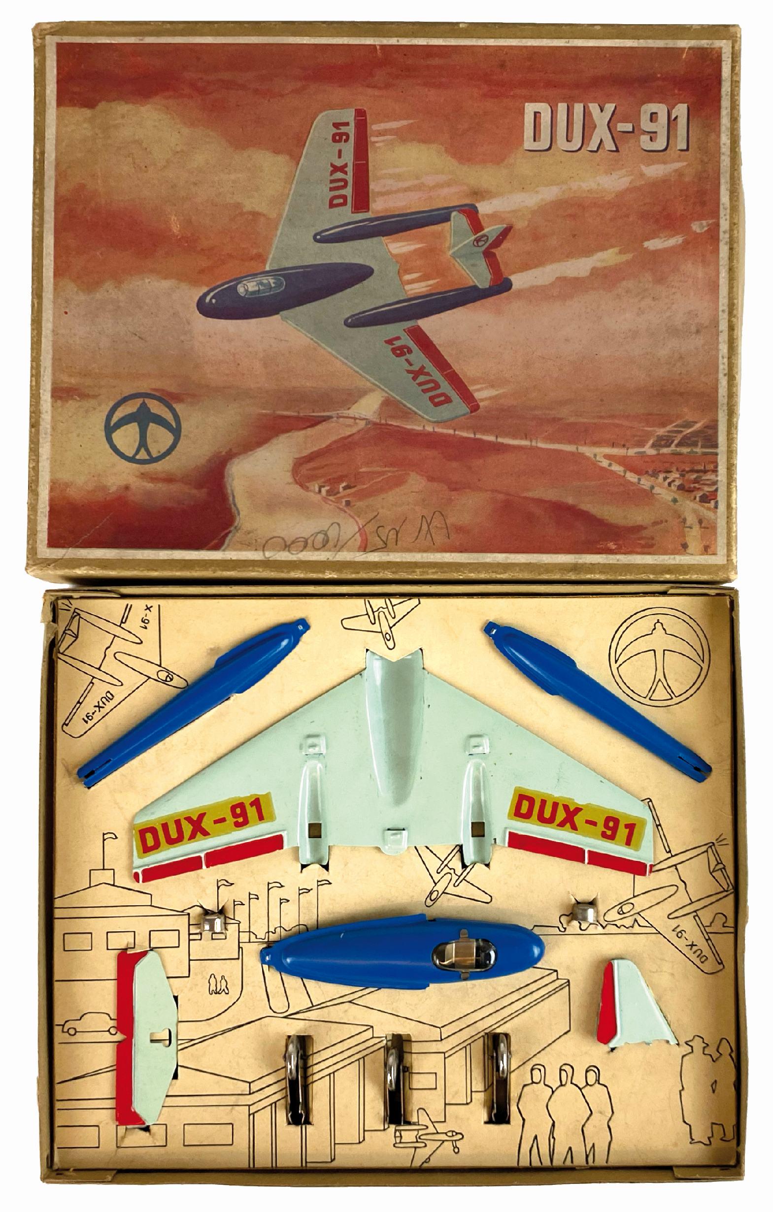 Aereo Dux - 91: Ditta Dux, Germania, anni '60. Cm 21,5x17,5x3 cm. Set completo, in condizioni eccellenti. Scatola con prezzo a matita nella parte inferiore del coperchio ed un'abrasione al lato in buone condizioni. M