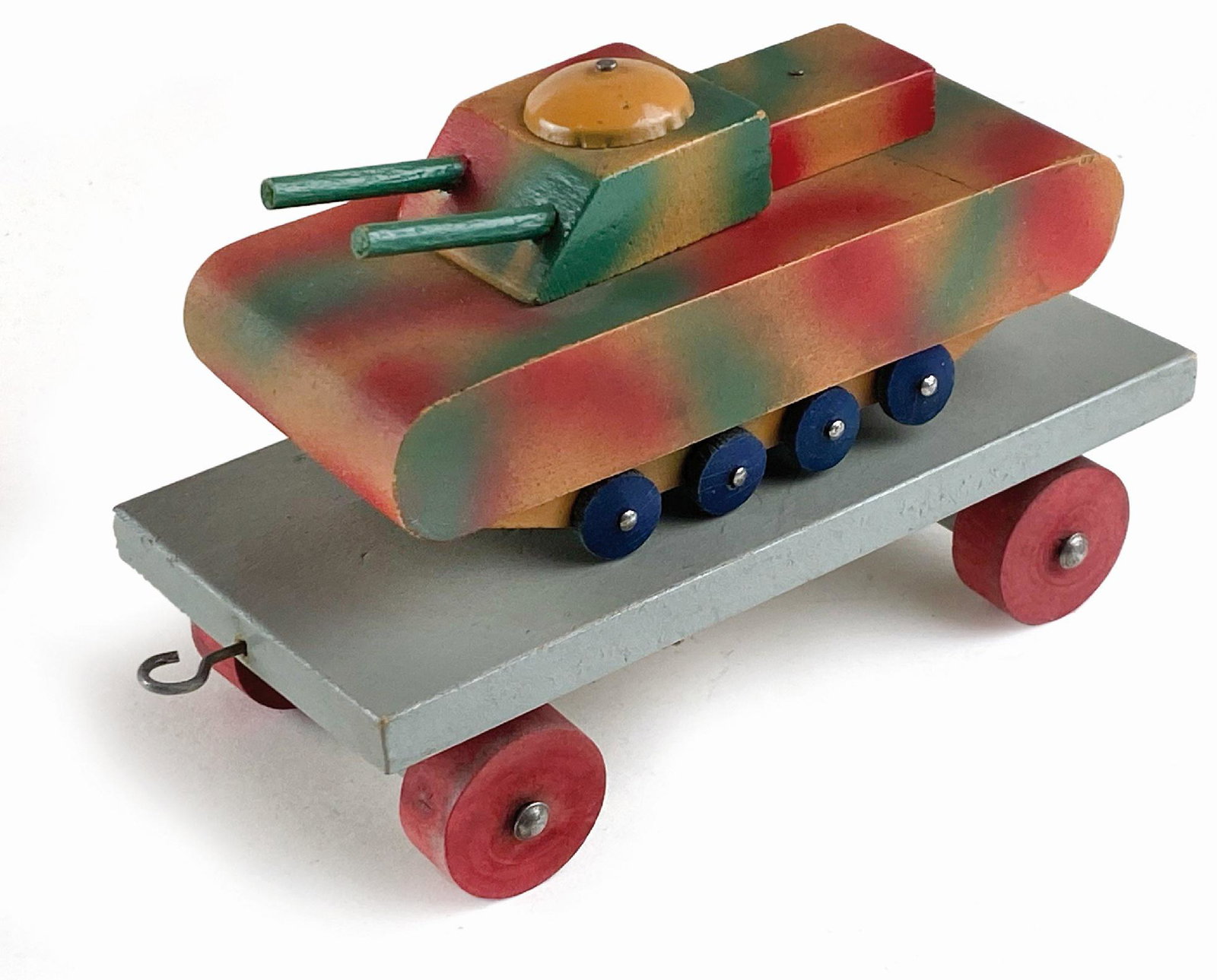 Trenino Manifattura italiana Zax - 458 - 888: Ditta Manifattura Italiana, Italia, seconda metà anni '30. In legno composto da: motrice cm 17x5x8 e tre convogli di cui uno con ambulanza, cm 14x6,5x9; uno con carro armato cm 14x6,5x10; uno con aer