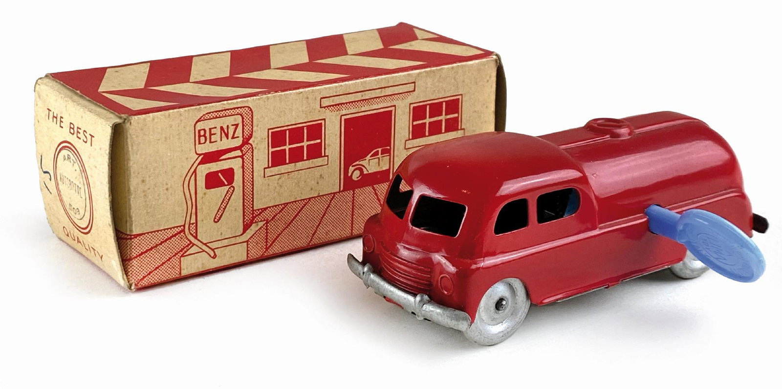 Autobotte OIL Lima n. 509 con scatola garage: Ditta Lima, Italia, anni '40. Latta serigrafata. Cm 8x3x3. Funzionamento a molla e due chiavette originali in plastica colorata. In confezione originale illustrata a forma di garage. Cm 9x3,5x3,5. Com