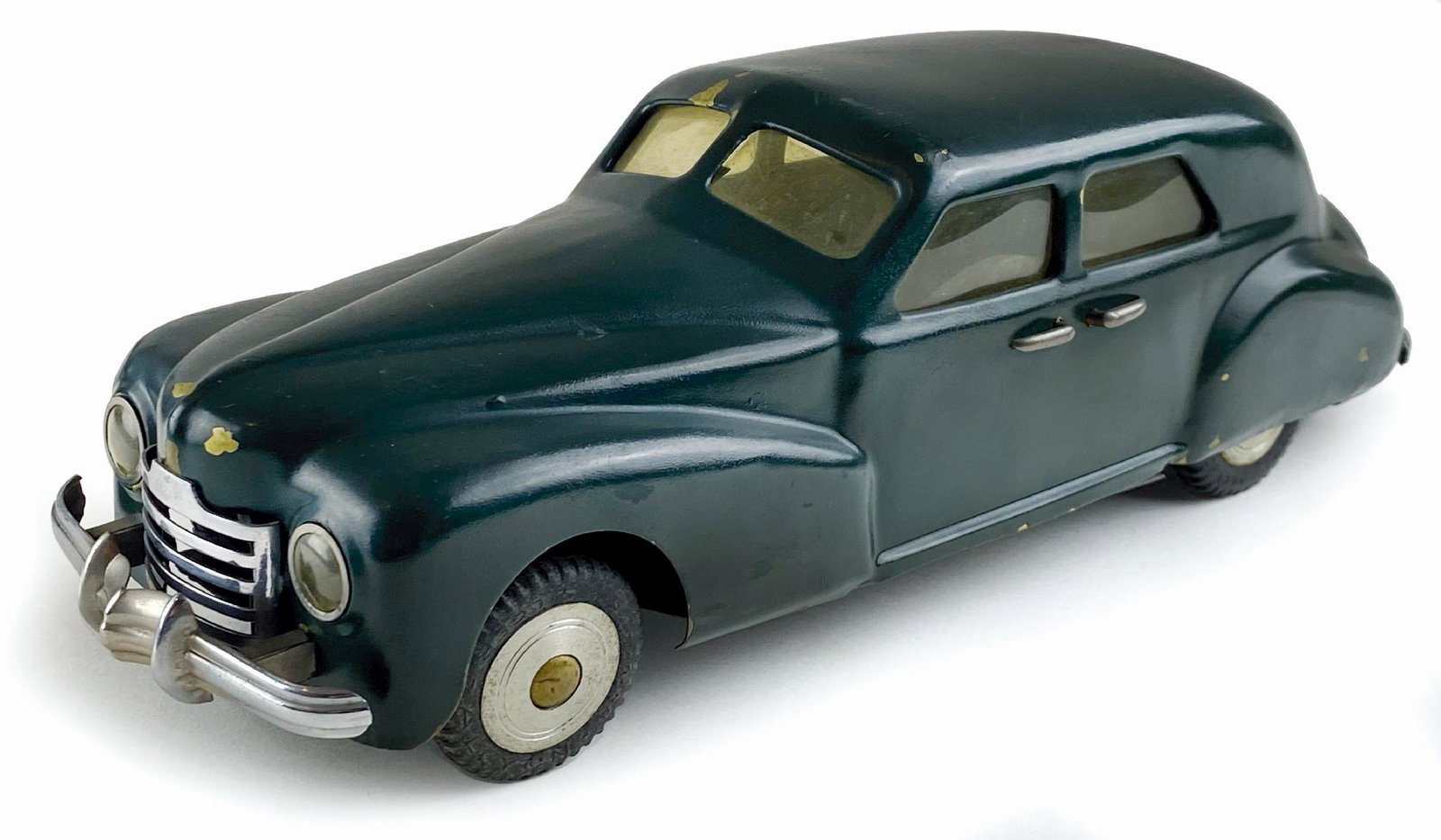 Alcyon Limousine F. 1001: Ditta Alcyon, Italia, 1952. Latta verniciata. Cm 29x9x9. Meccanismo statico. Minime scalfitture di colore alla vernice peraltro buono stato. (cfr Rampini “Le auto-Giocattoli italiane 1890-1960” sc