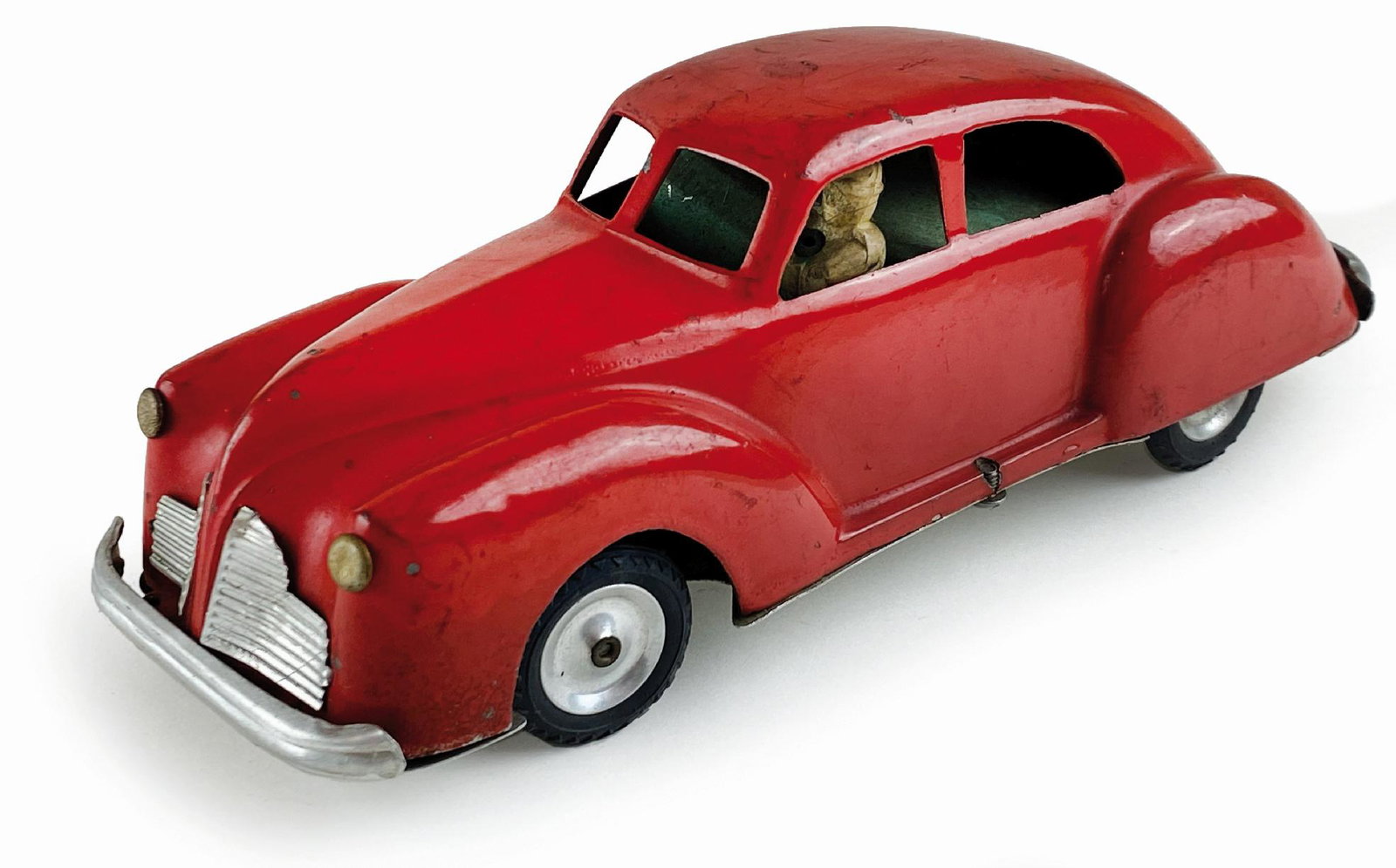 Auto Berlina Aerodinamica PCM: Ditta Peraboni (marchio riportato manualmente sullo chassis), Italia, anni '50. Latta verniciata; con autista. Cm 20x7x7. Meccanismo a molla funzionante. Lievi scuriture ma buono stato. ENG Ditta Pera