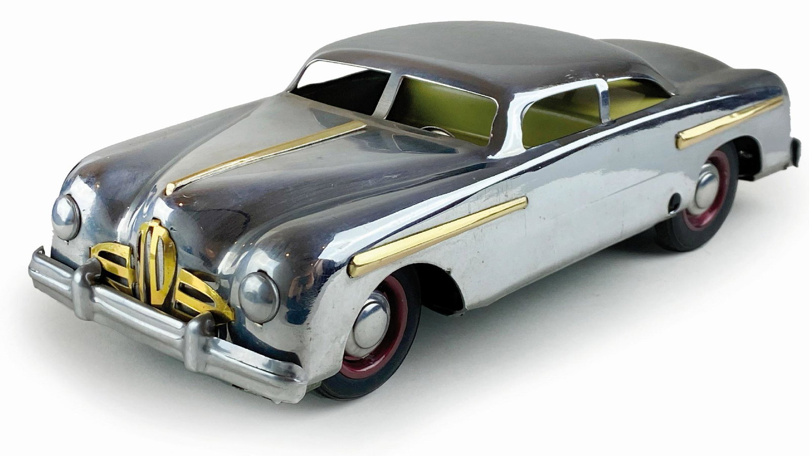 Auto Berlina PCM: Ditta Peraboni, Italia, anni '50. Latta cromata. Cm27x10,5x8. Meccanismo a molla funzionante con leva di blocco. Ottimo stato. ENG Ditta Peraboni, Italy, 1950s. Chromed tin model. Cm 27x10.5x8. Functi