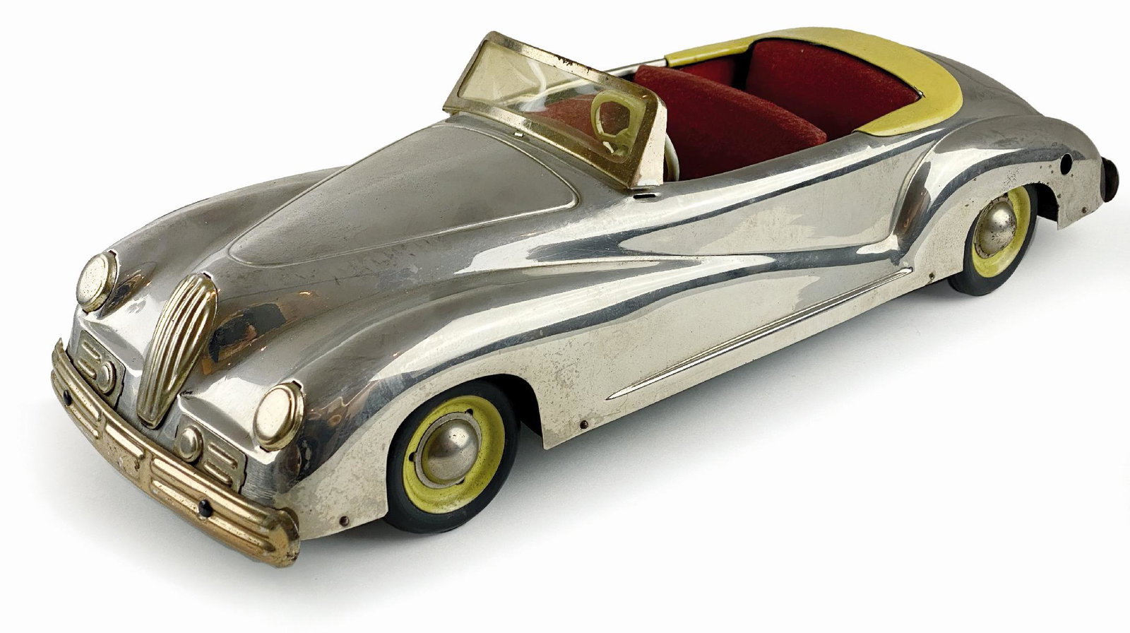 Auto Alfa Romeo Ventura n. 1352: Ditta Ventura, Italia, anni '50. Latta cromata, interni in plastica e tessuto. Cm 39x14x11. Meccanismo a molla con volante sterzante e cambio funzionante. Ottimo stato. ENG Ditta Ventura, Italy, 1950s