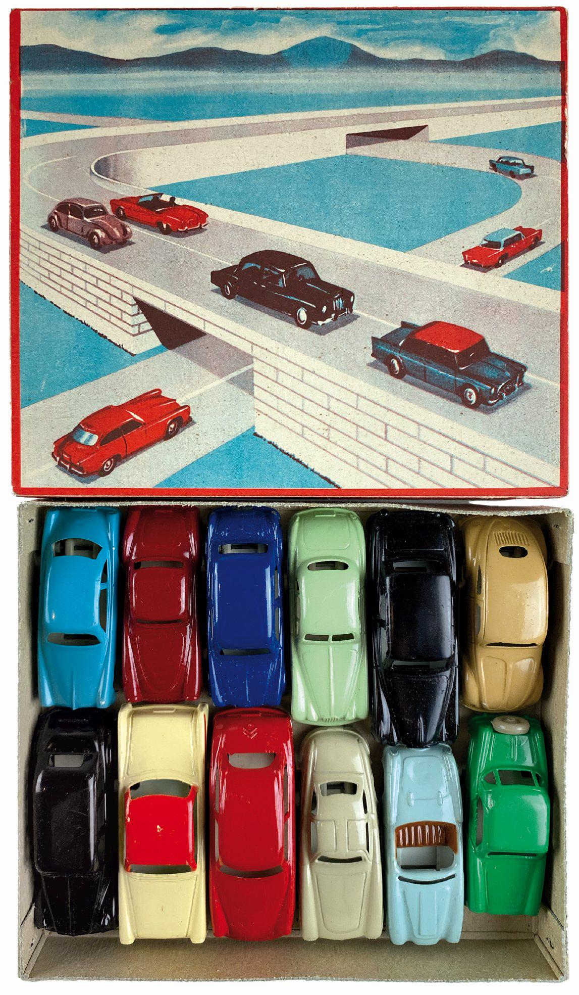 Automobili "S-20": 12 modelli in confezione: Automobili "S-20": 12 Nuovissimi modelli in confezione. Ditta Ingap, Padova, Italia, anni '50/60. Serie completa 12 auto assortite in plastica dura numerate in confezione originale completa di foglio 