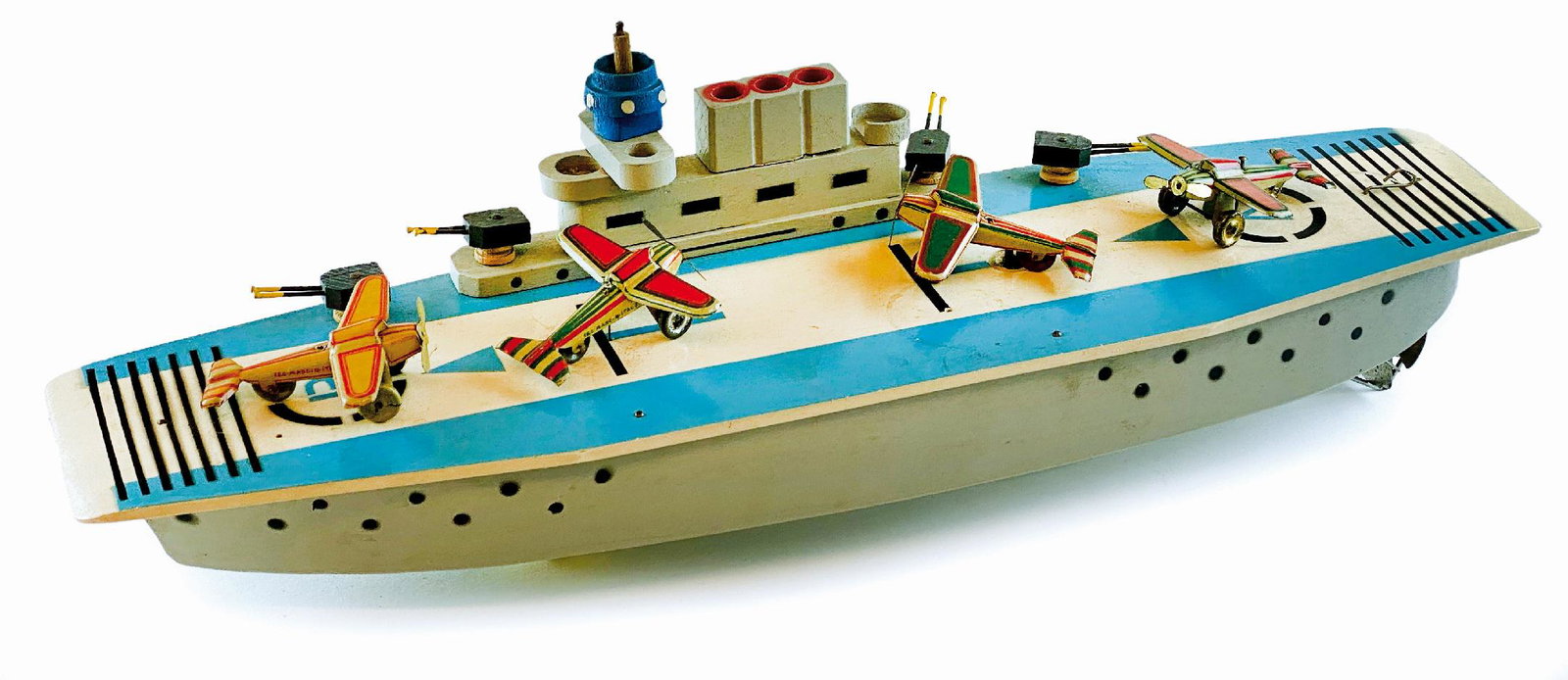 Portaerei Ammiraglia 563: Ditta F.S.G ,Italia, anni '40. Modello in legno verniciato, funzionamento a molla, cm 50x14x14. Corredato da quattro aerei Penny Toy in latta, meccanismo da revisionare, ottimo stato. Confezione origi