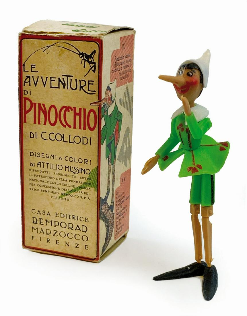 Mussino Pinocchio promozionale Bemporad: Attilio Mussino Pinocchio promozionale Bemporad in confezione. Ditta Valentino Landi, Italia, anni '50/60. Plastica modellata su disegno di Attilio Mussino. Pupazzo cm 11; confezione cm 10,5x4x4. Comp