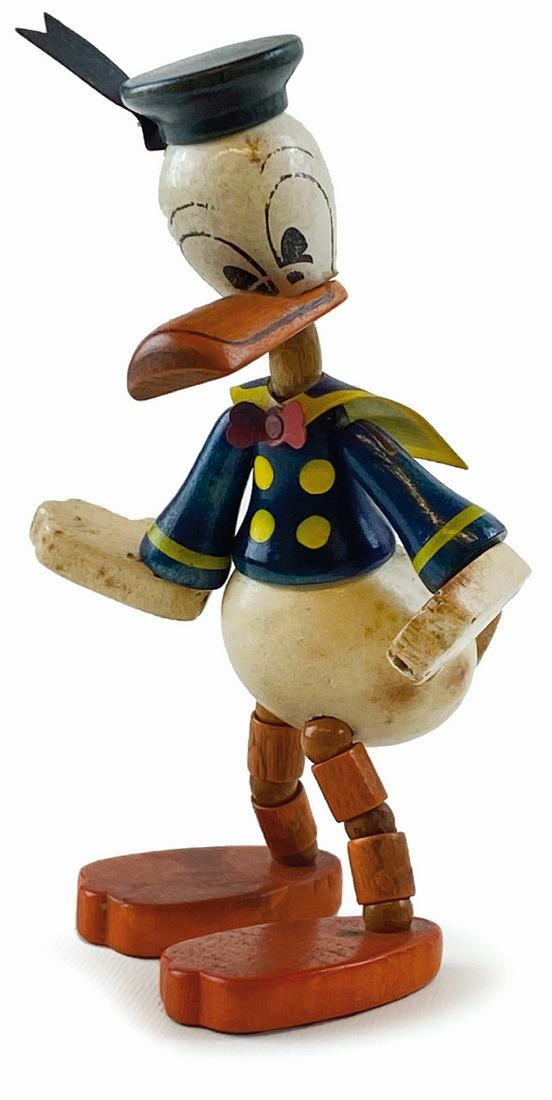 Paperino Snodabile Sevi: Ditta Sevi, Italia, anni '30/40. Pupazzo in legno dipinto a mano con arti snodabili. Altezza cm 10,5x5. Qualche ingiallitura, complessivo buono stato. ENG Ditta Sevi, Italy, 1930s/1940s. Hand-painted 