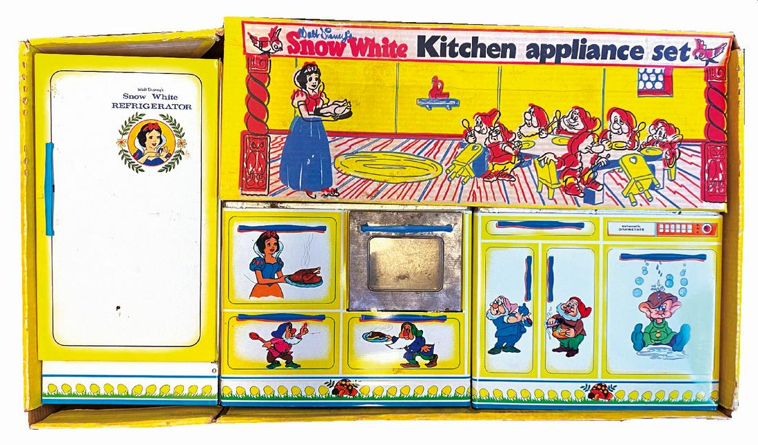 Walt Disney Snow White Kitchen appliance set: Walt Disney's, USA, anni '60. Serie completa in confezione originale composta da tre elementi in latta serigrafata: Snow White refrigerator cm 19x38x17; Snow White Stove cm 27,5x23x16,5; Snow White Si