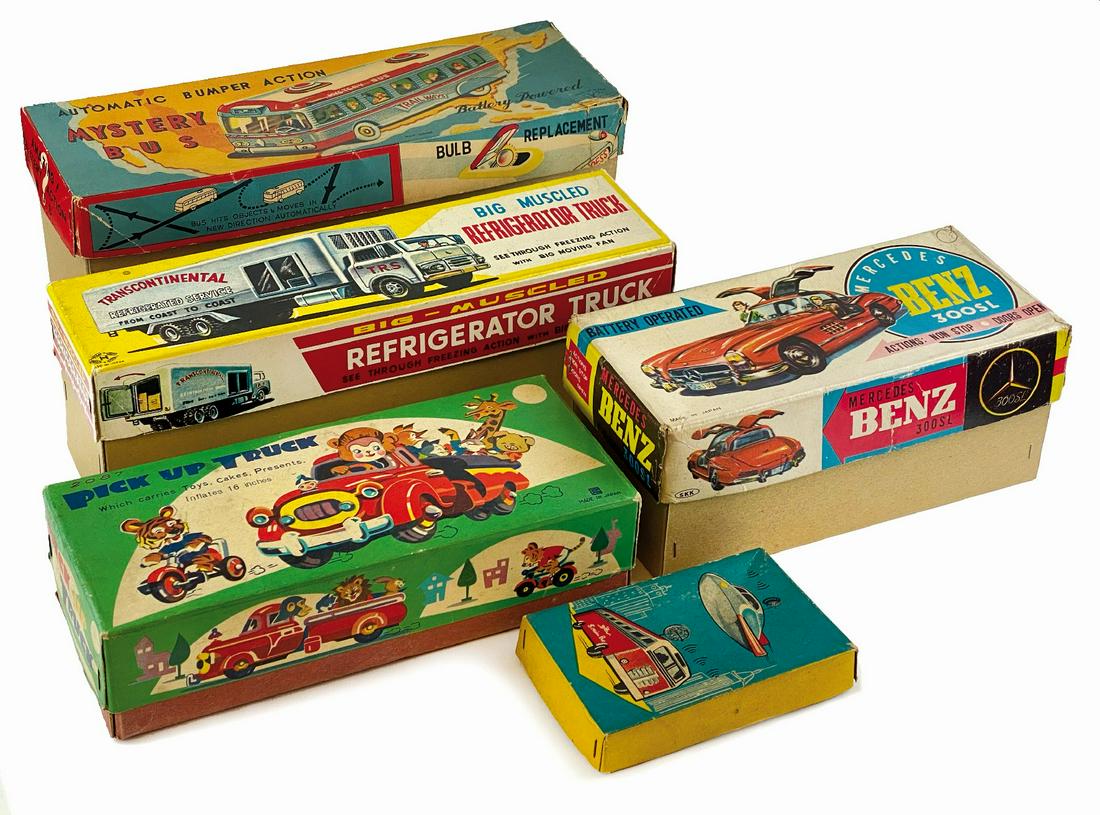 Mystery Bus, Big Muscled ed altri: Lotto composto da: accessorio radar parabola per Sonicon Bus in confezione originale; cm 13x8x3. Unitamente a 4 confezioni made in Japan, anni '60: Big-Muscled Refrigerator Truck, cm 32x8,5x11. Nuova.