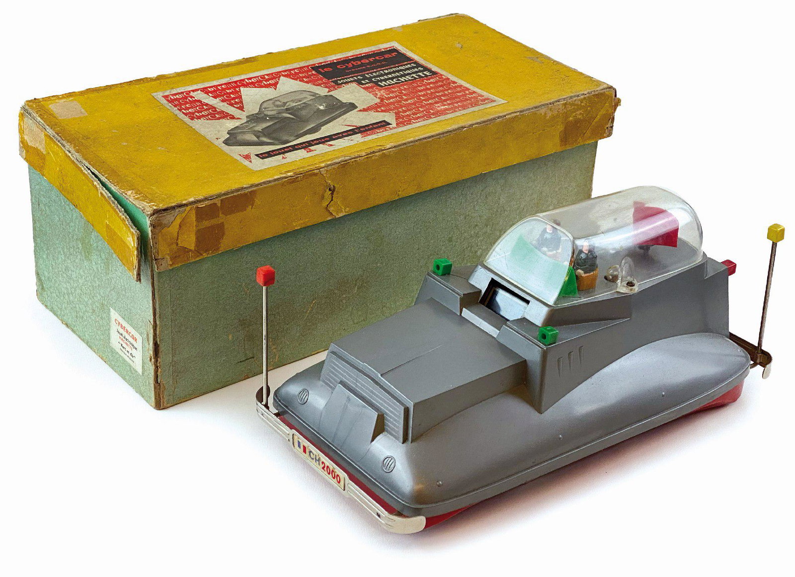 Le Cybercar CH 2000: Ditta S.G.D.G., Hachette, Francia, anni '60. In latta e plastica con confezione originale e telecomando, due manuali d'istruzioni illustrato; cm 31x17x16. Funzionamento a pile filoguidata. Ottimo stat