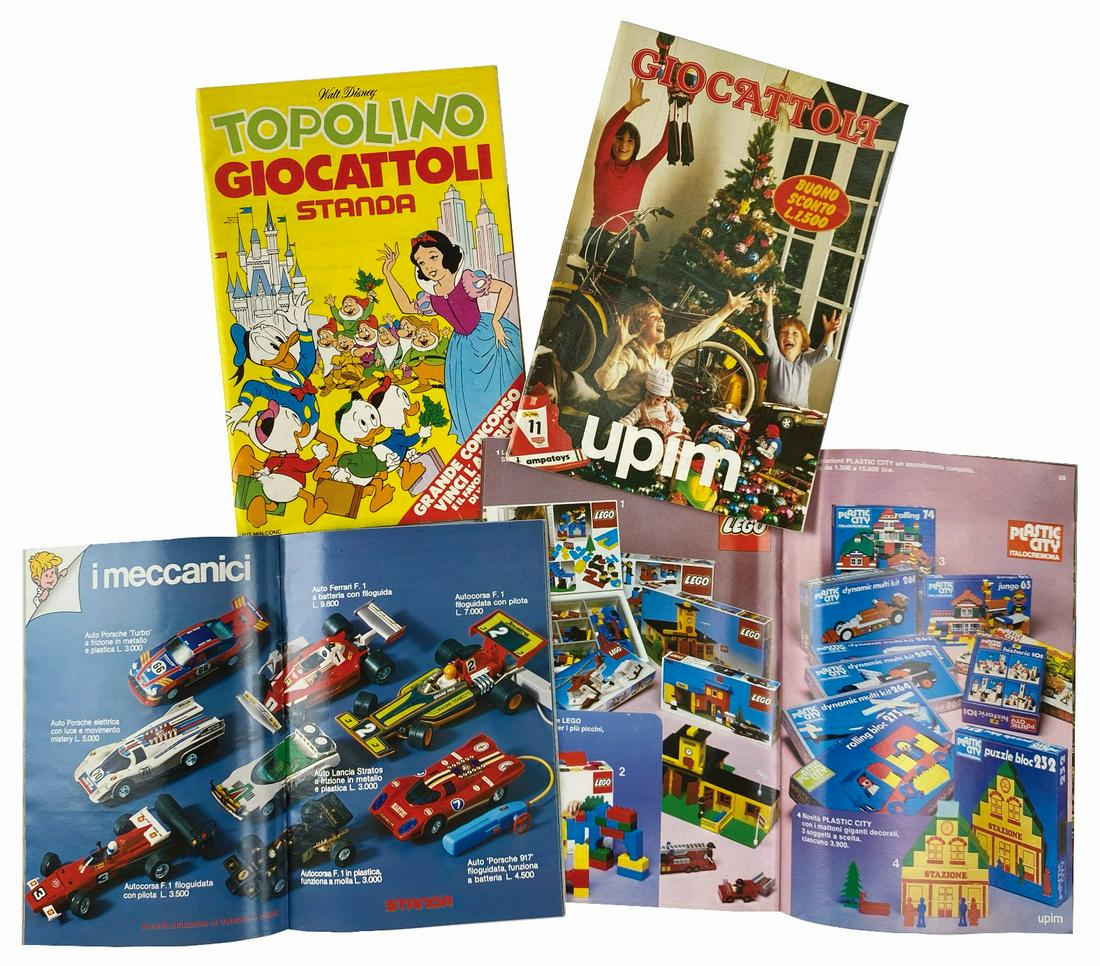 Cataloghi Upim e Standa: Lotto composto da 5 cataloghi, fine anni '70. Spillati cm 18,5x13/ cm 24x17. Pubblicizzano con foto e schede bambole, auto da corsa ed autopiste, giocattoli spaziali, Lego, Barbie e Big Jim con access