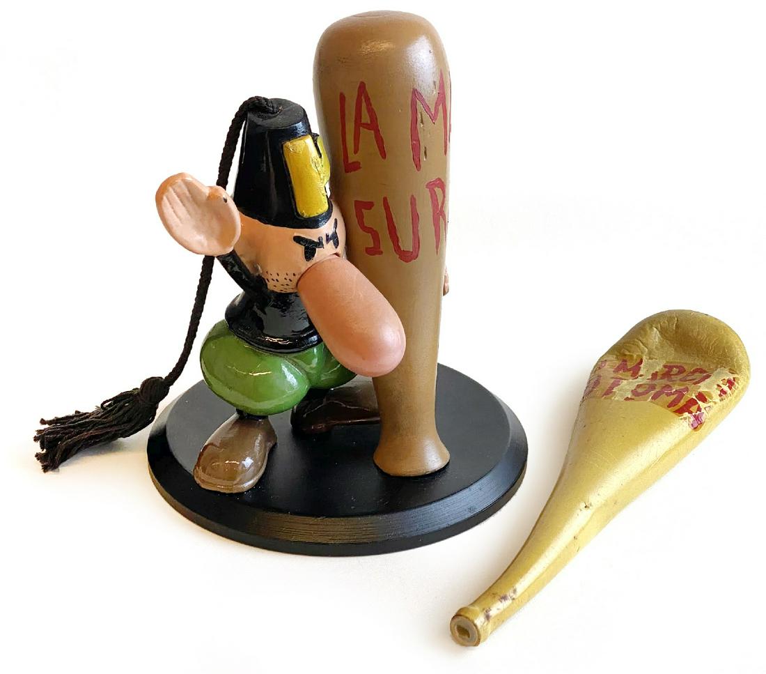 Mascotte per il film "Il Federale": BENITO JACOVITTI - Mascotte per il film "Il Federale". Pupazzo in gomma con base metallica completo del nastrino del Feds, primi anni '60. Manganello ricostruito accompagnato da manganello originale i