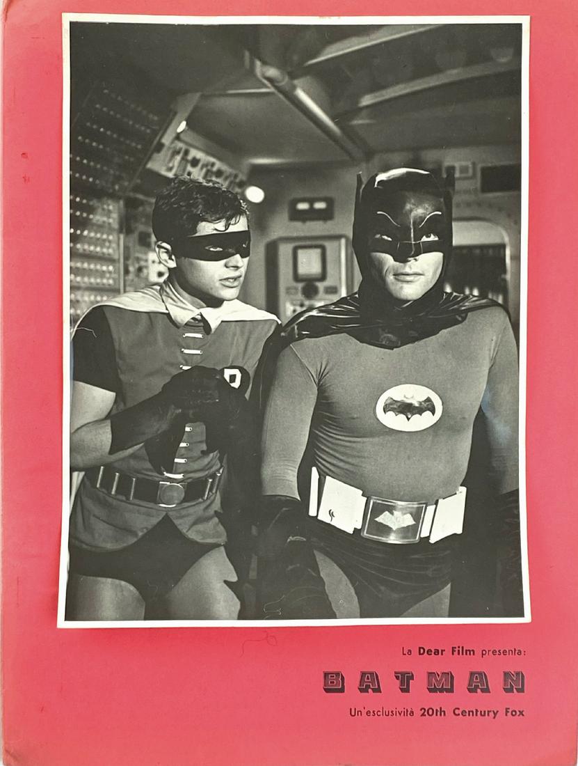 La Dear Film Presenta Batman: Fascicolo edito dalla Dear Film, riservato agli esercenti per promuovere il film di Batman prodotto dalla 20th Century Fox nel 1966 con Adam West e Burt Ward. Brossura, cm 30x22,5, con una foto origin